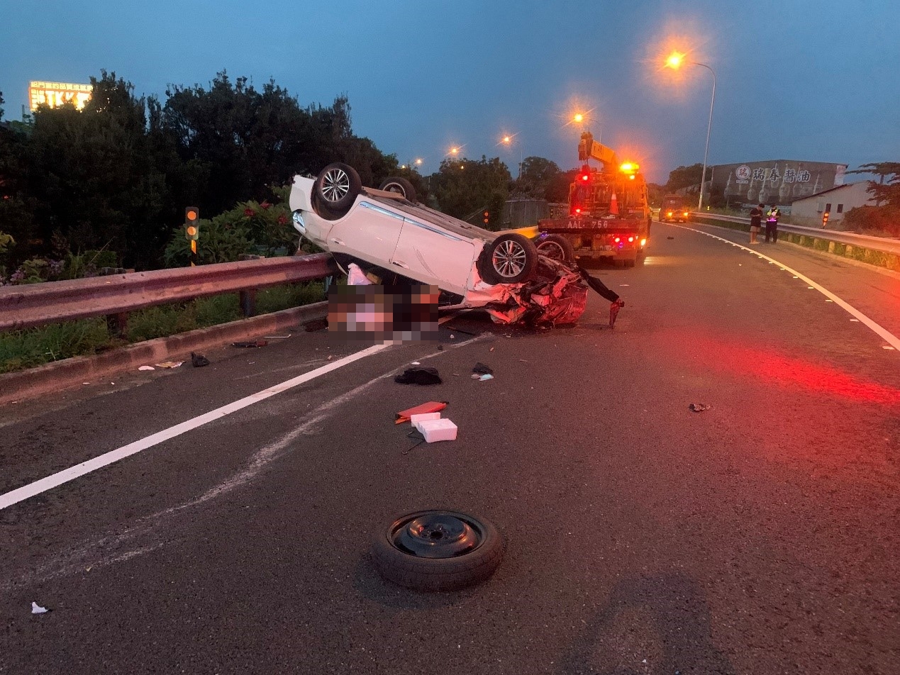 上月1日1輛轎車行駛國道1號西螺交流道出口匝道，疑車速過快自撞護欄，駕駛因未繫安全帶遭拋出車外死亡。（翻攝畫面）