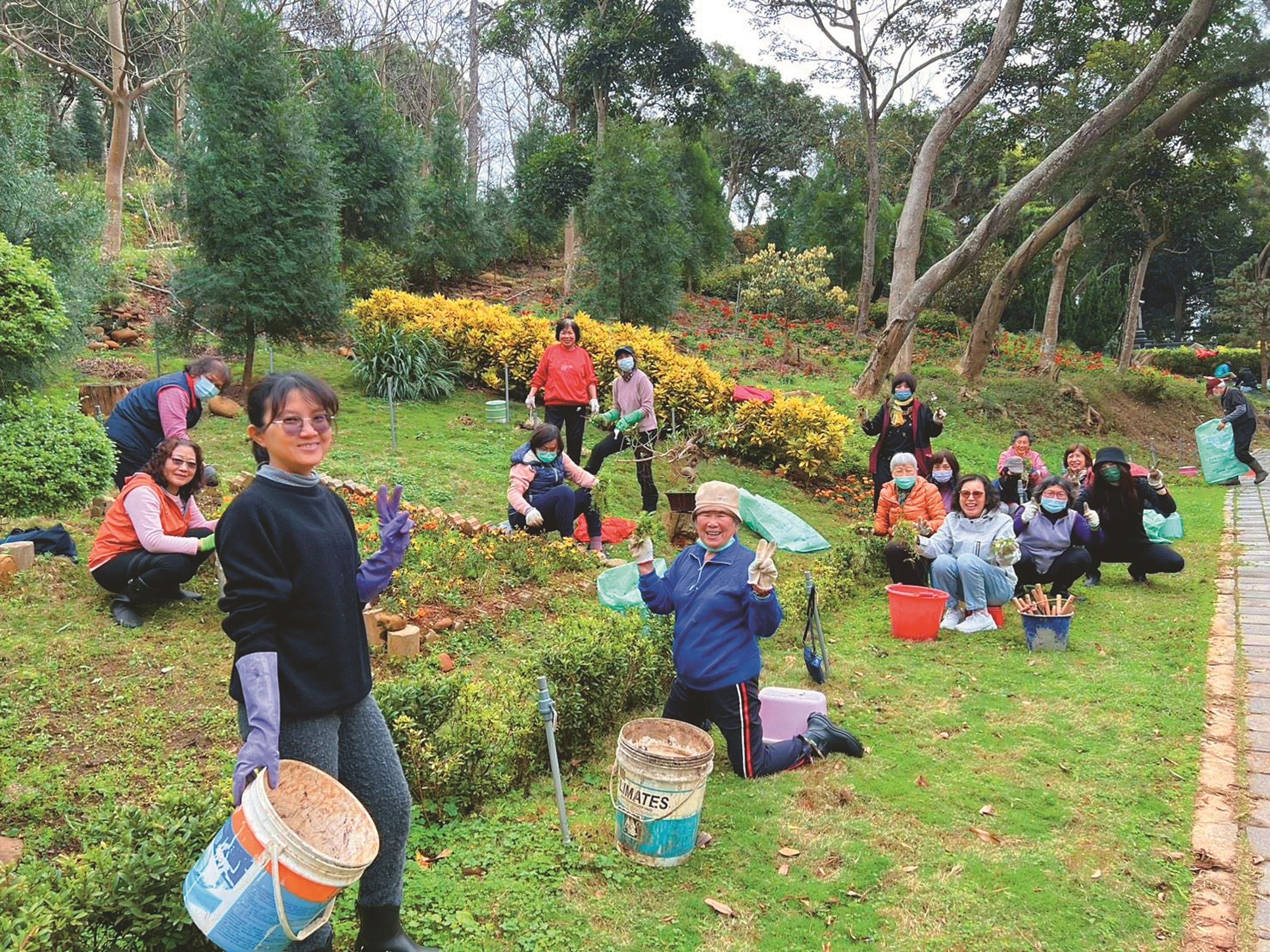 綠美化也是宗教場所ESG評鑑標準之一,圖為湖口鳳山寺信眾除草、種樹。(新竹縣政府提供)