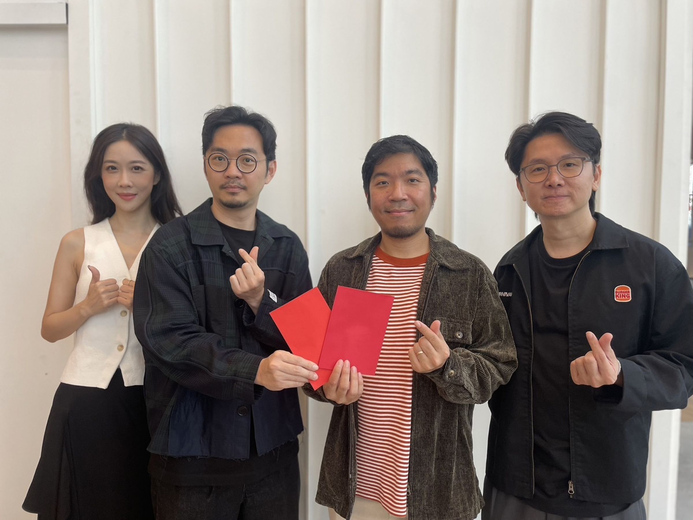 《鬼家人》監製金百倫、導演程偉豪（左二）與泰版監製班莊（右一）、導演查揚諾布（右二）於曼谷戲院合影。（金盞花大影業提供）