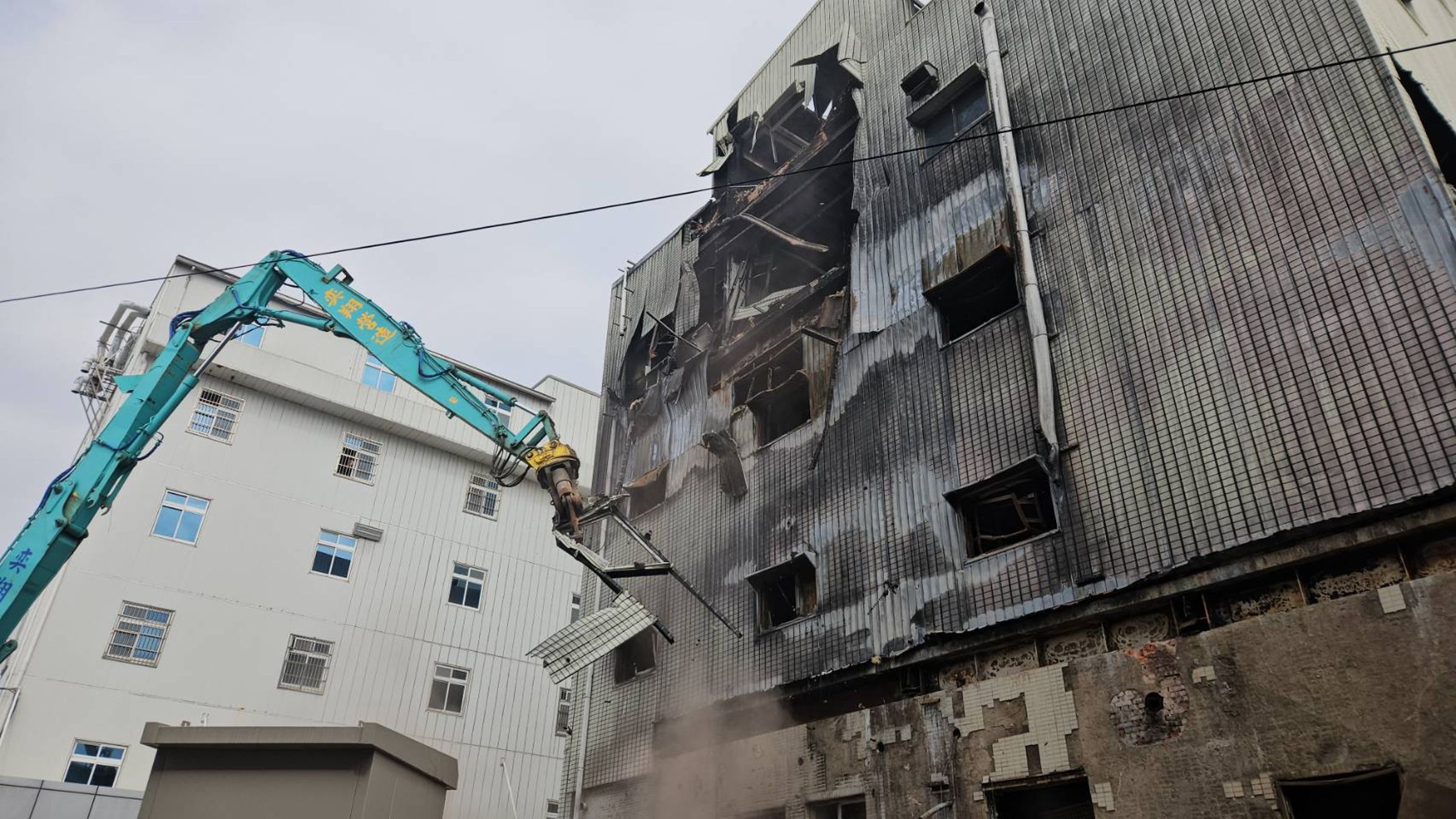 屏東東港安泰醫院於前年10月發生嚴重大火,導致9人死亡,後來醫院被查出有多處違建等狀況。(屏東縣政府提供)