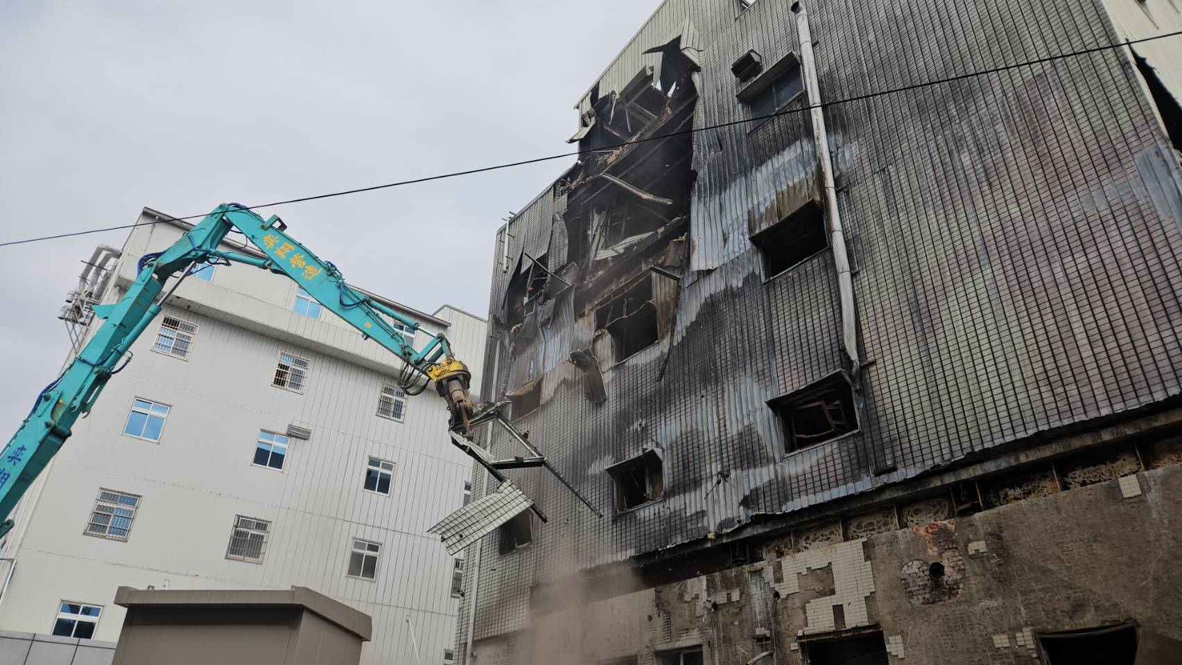 屏東東港安泰醫院於前年10月發生嚴重大火，導致9人死亡，後來醫院被查出有多處違建等狀況。（屏東縣政府提供）