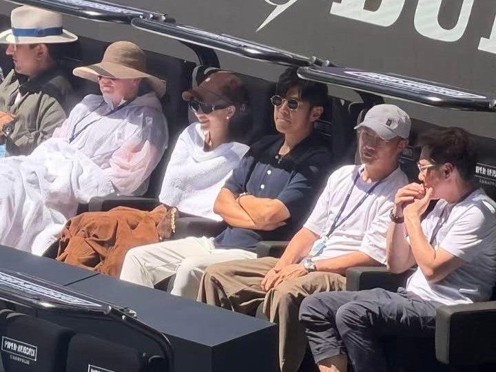 周杰倫偕老婆昆凌一起看球賽，與另一天王陳奕迅並肩而坐。（翻攝自臉書）