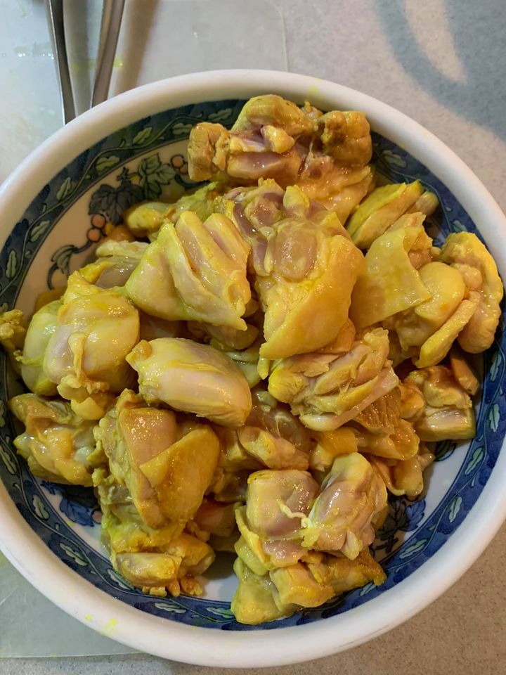 雞塊與薑黃一起拌炒，染上黃色後便撈起備用。