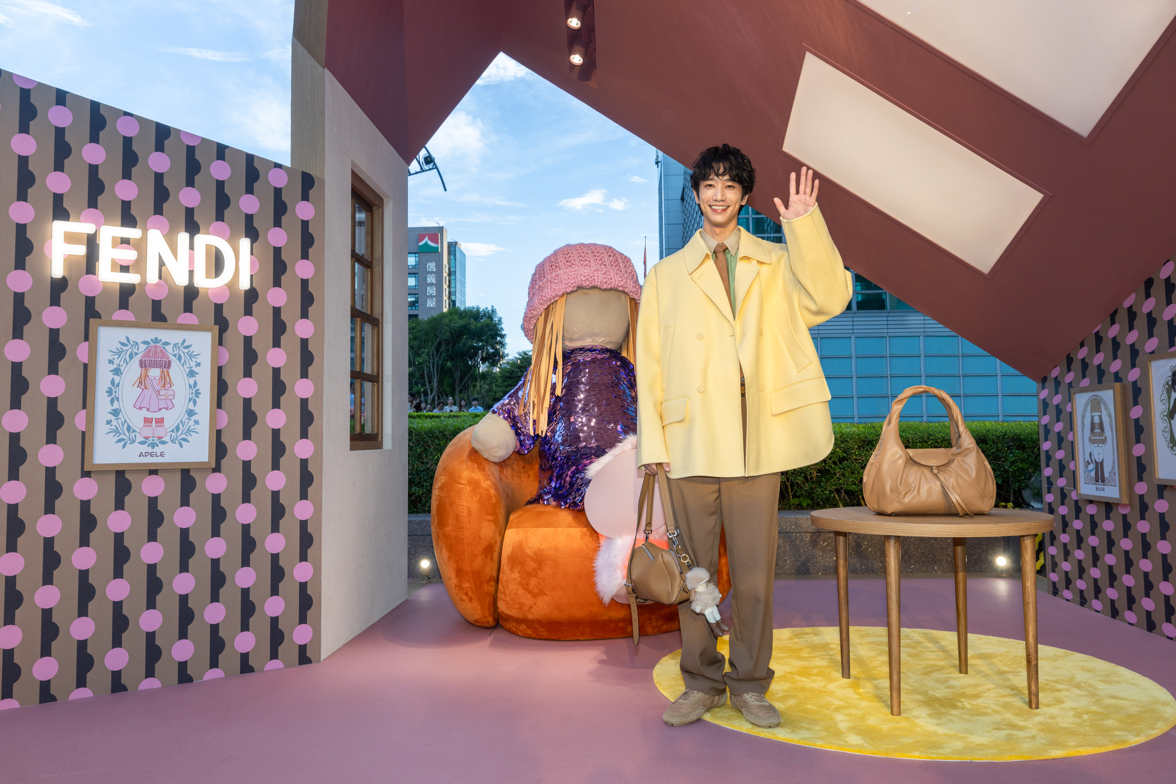 劉以豪身著淺黃色羊毛雙排扣外套NT$140,000、鏽色羊毛長褲NT$38,700、FENDI Lui淺棕色皮革中型包款NT$ 86,000出席FENDI BFF House快閃店活動。（FENDI提供）