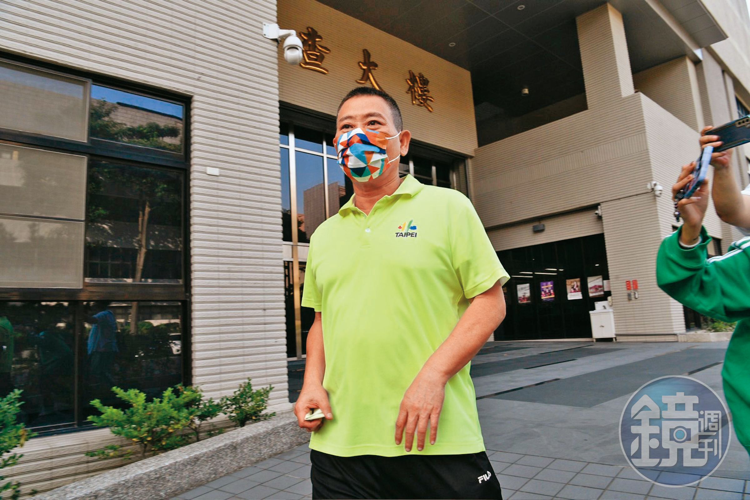 蘇府庭因涉嫌購買連署書，幫郭台銘衝高連署人數，遭檢調拘提到案，訊後30萬元交保。
