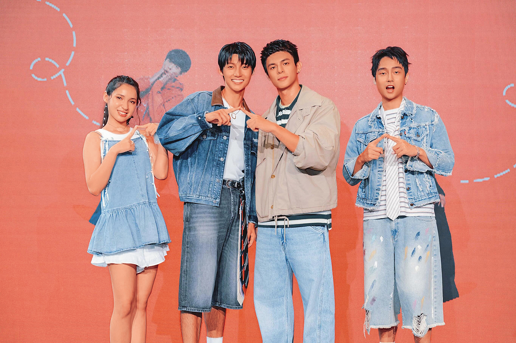 杜苡妮(左一)在BL劇《整個世界,只有你連上了我》中飾演唯一女主角,戲分相當搶眼。左二起劉育仁、邱以太、大鶴。(翻攝自杜苡妮IG)