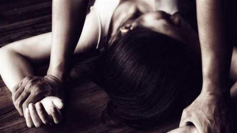 年幼的女童在路途中遭到一群男子強行綁架、集體性侵,隨後更被塞進粗糙的麻袋,被殘忍地投入池塘中溺斃。示意圖(pixabay提供)