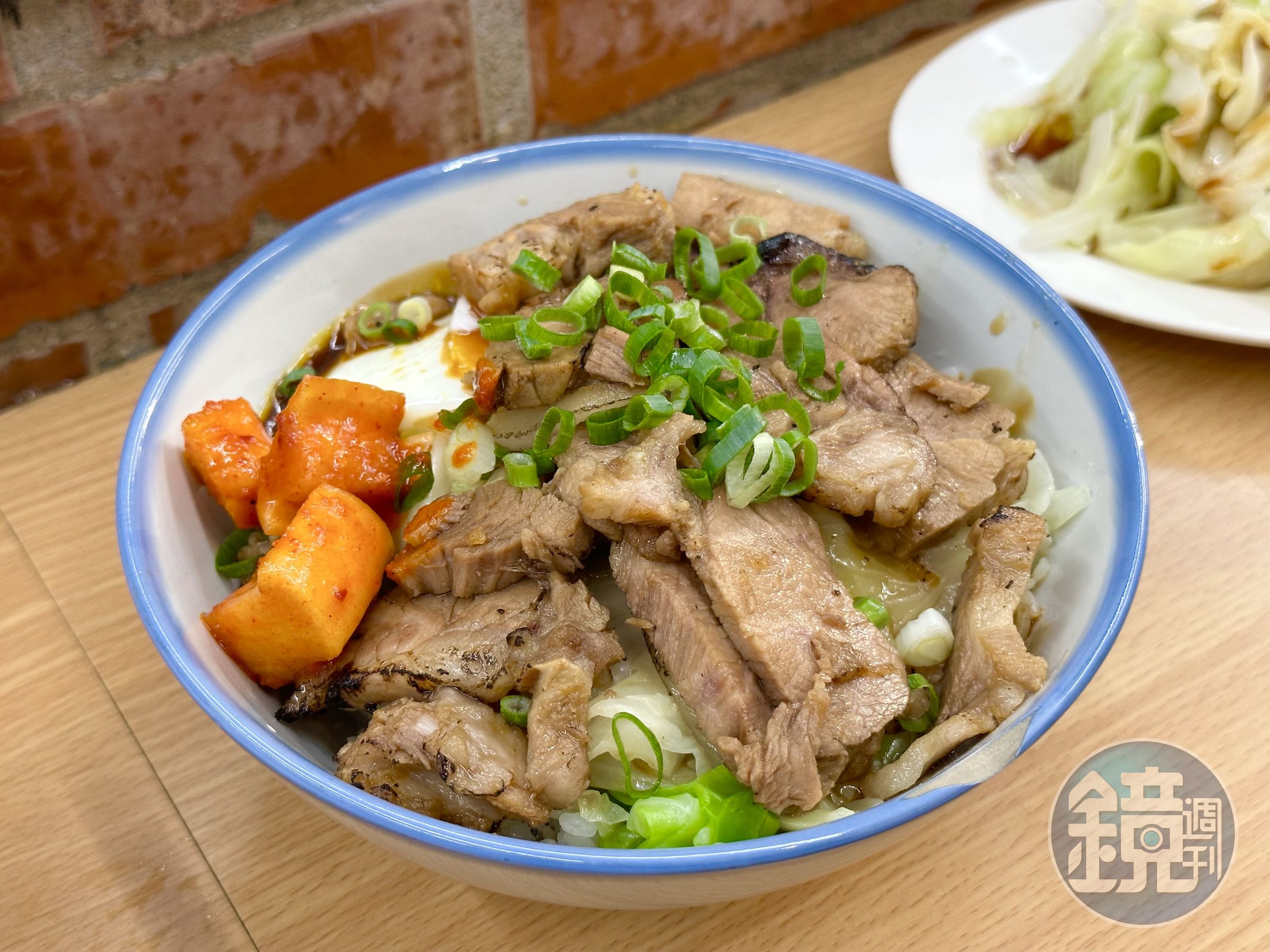 「火燒骨仔肉飯」分量十足,不只鋪滿骨仔肉,還有高麗菜、半熟蛋與醃蘿蔔,很有飽足感。(120元/份)