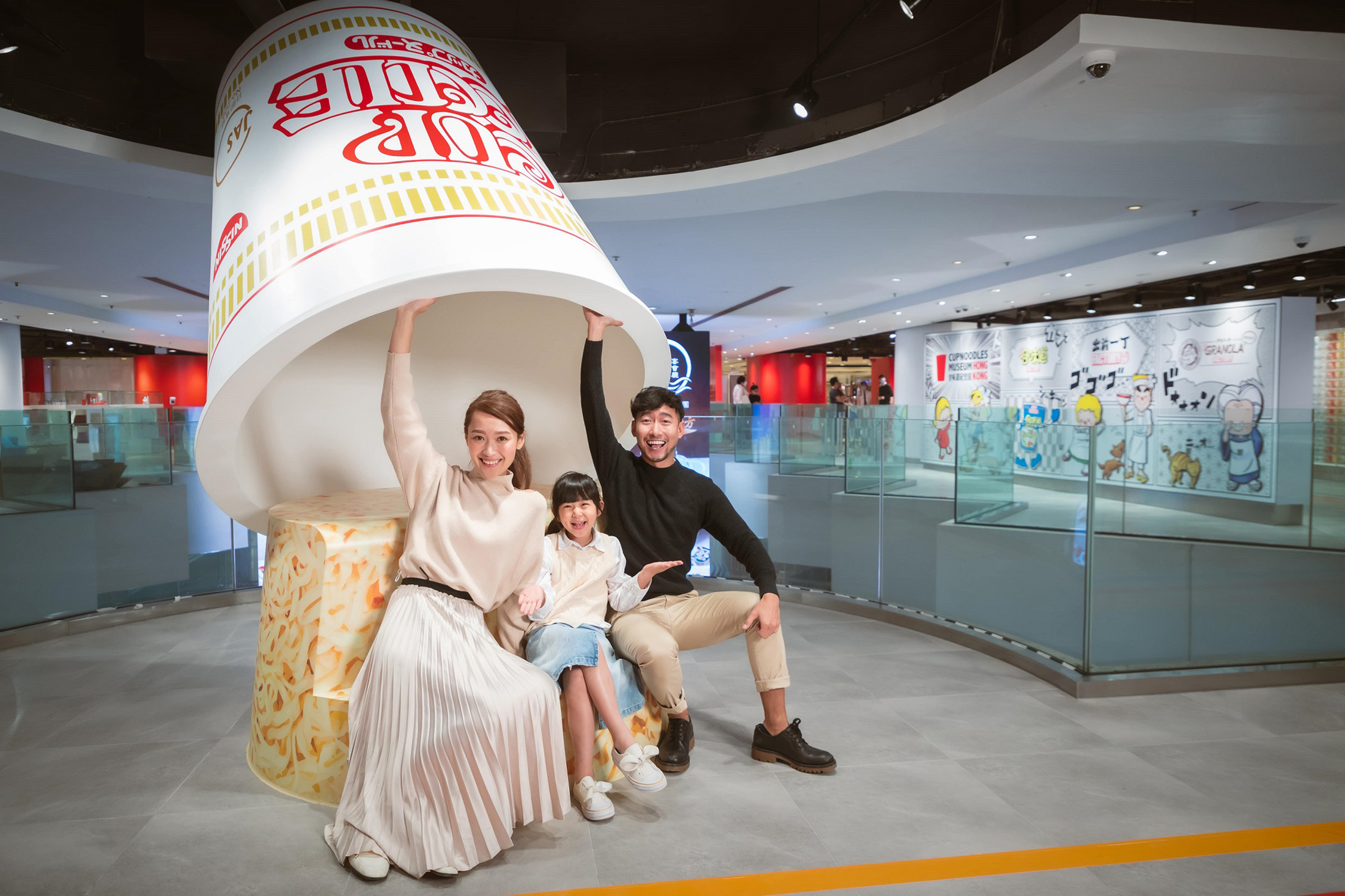 香港合味道紀念館提供三個主題體驗工作坊,可以讓親子了解產品的由來及生產過程,還能親手設計食物的包裝,並搭配出專屬自己口味的泡麵。(香港旅遊發展局提供)