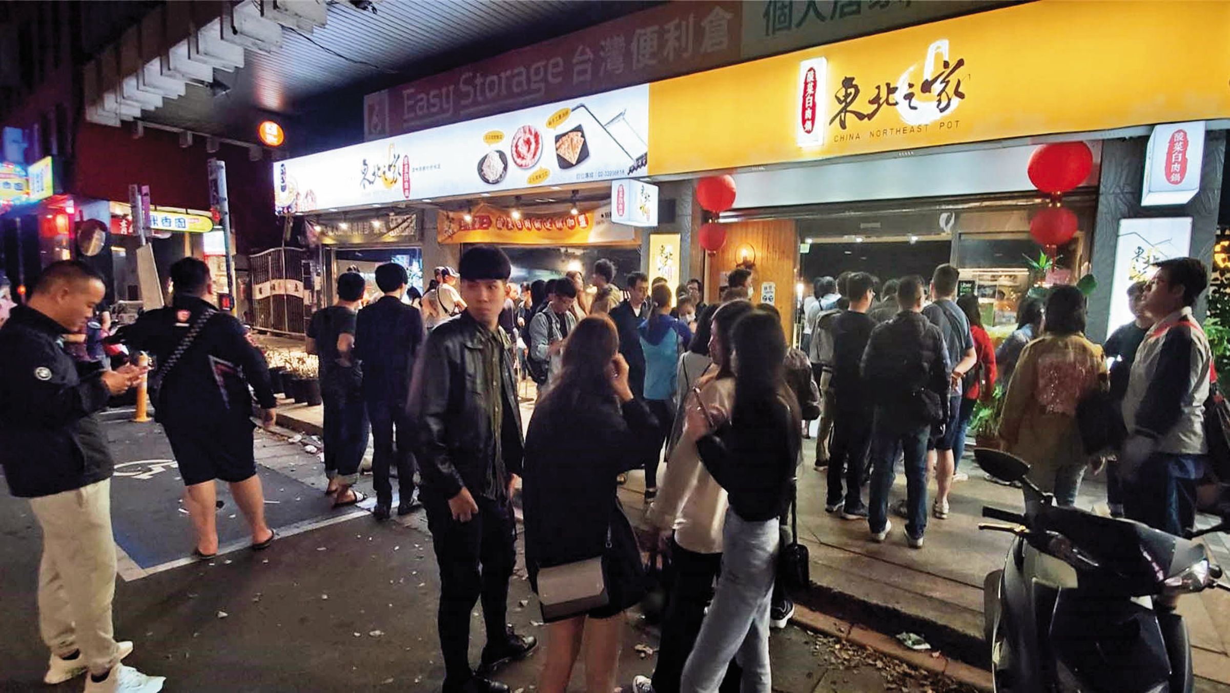 疫情前的青島店在輪桌前，人潮驚人。（東北之家提供）