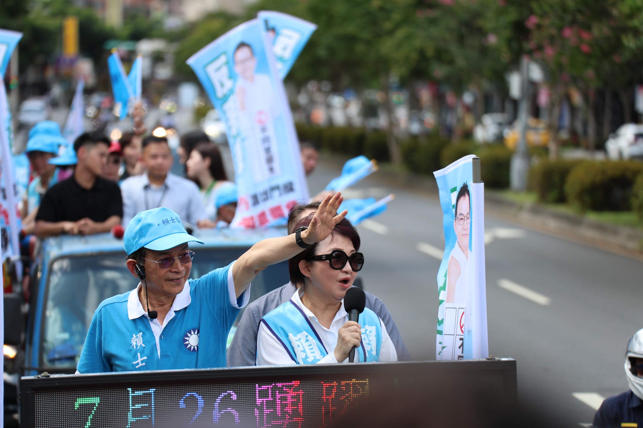 盧秀燕5日一早來到台北和賴士葆合體,為反罷免掃街。(翻攝自賴士葆臉書)