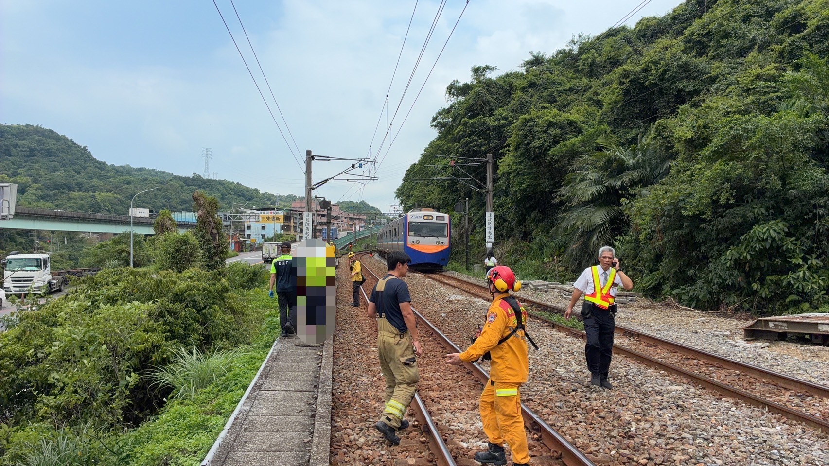 鍾姓男子擅闖鐵軌遭台鐵4171次區間車擦撞，無大礙但造成列車延誤。翻攝畫面