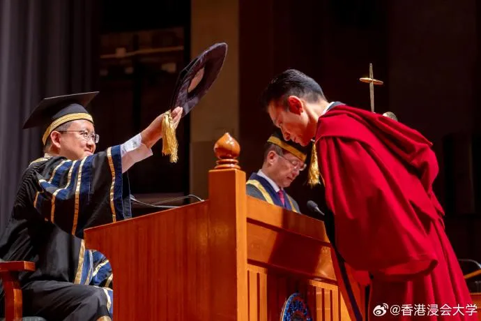 天王劉德華獲香港浸會大學頒授榮譽博士學位，表揚他傑出的專業成就及對社會的卓越貢獻。（香港浸會大學微博）