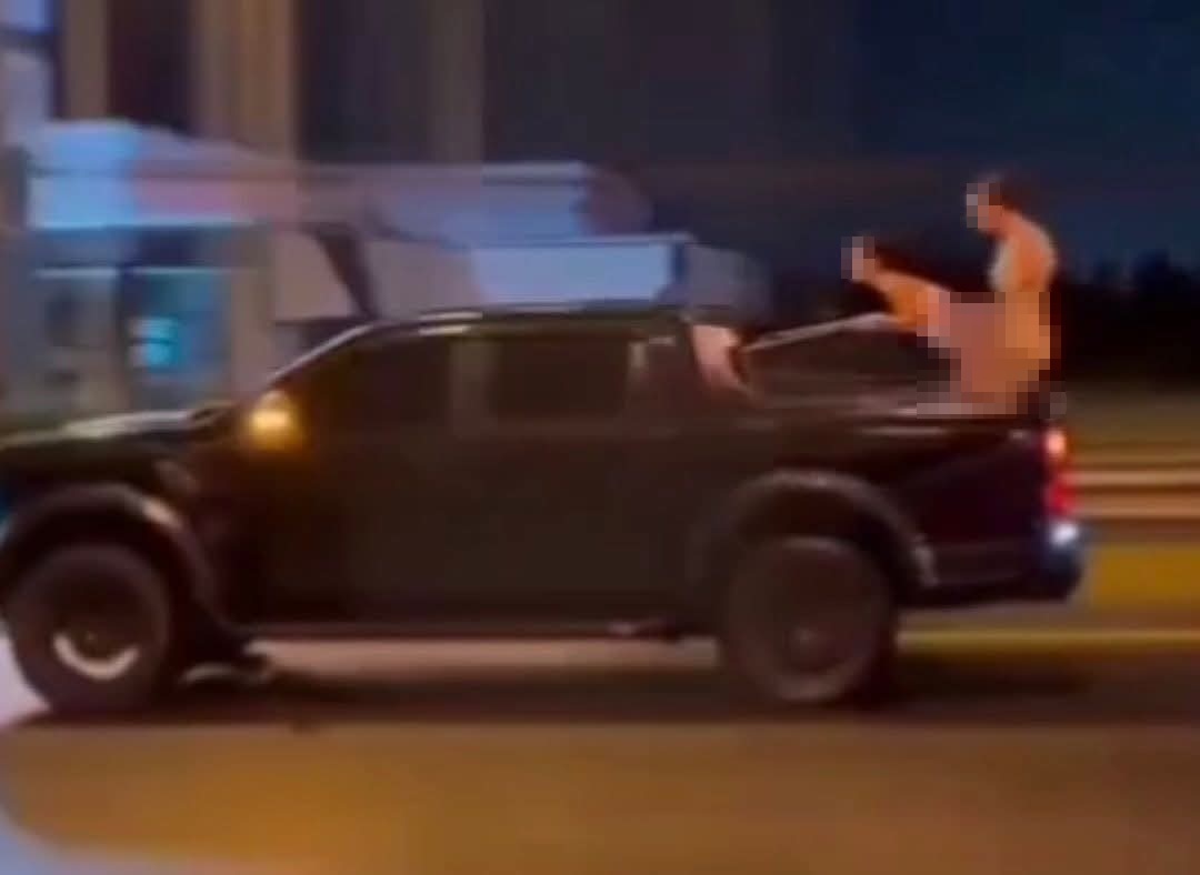 普吉島公路上演飛車活春宮，影片瘋傳讓當地民眾和網友氣炸。（翻攝自X@MY_1428_V2）