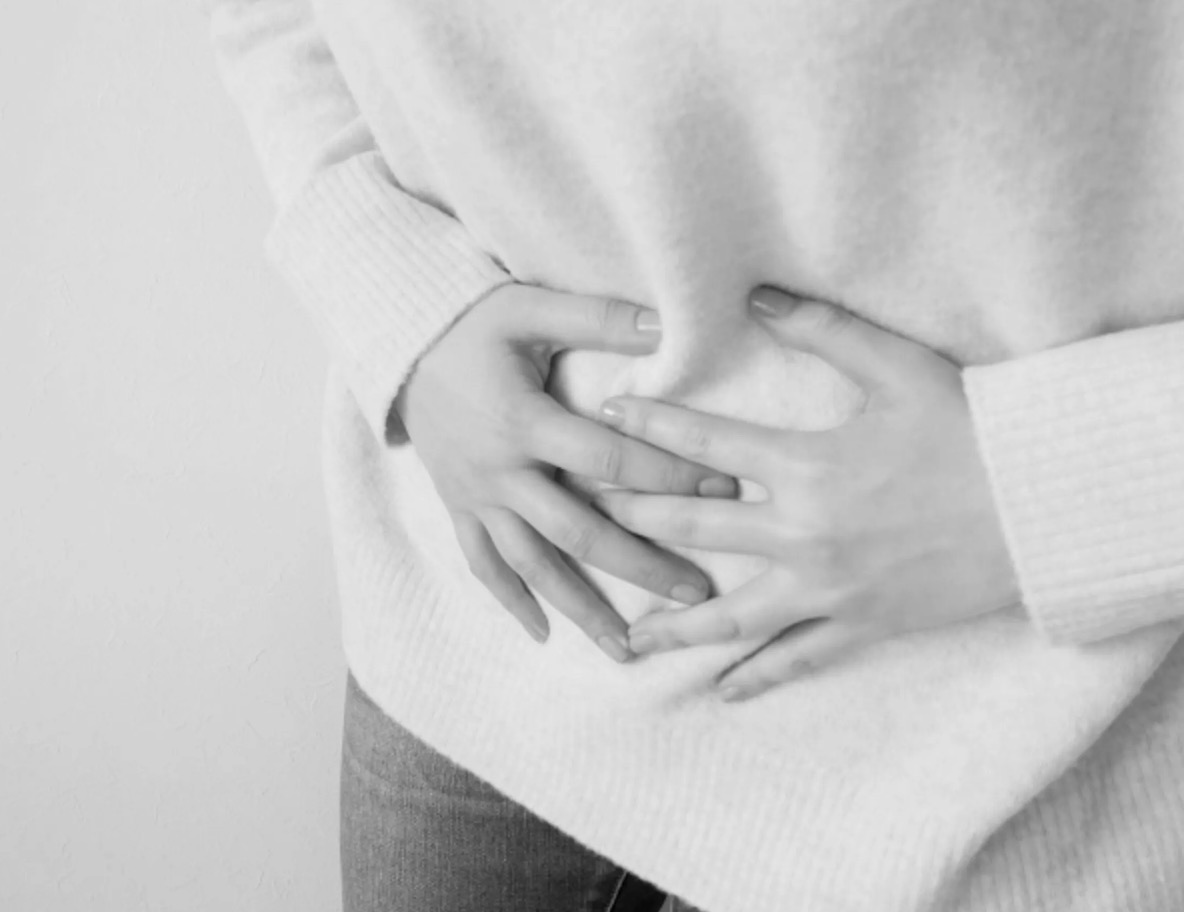 印度一名少女肚子痛就醫，結果發現肚子藏著一團長210公分的「毛球」。（示意圖，photoAC）