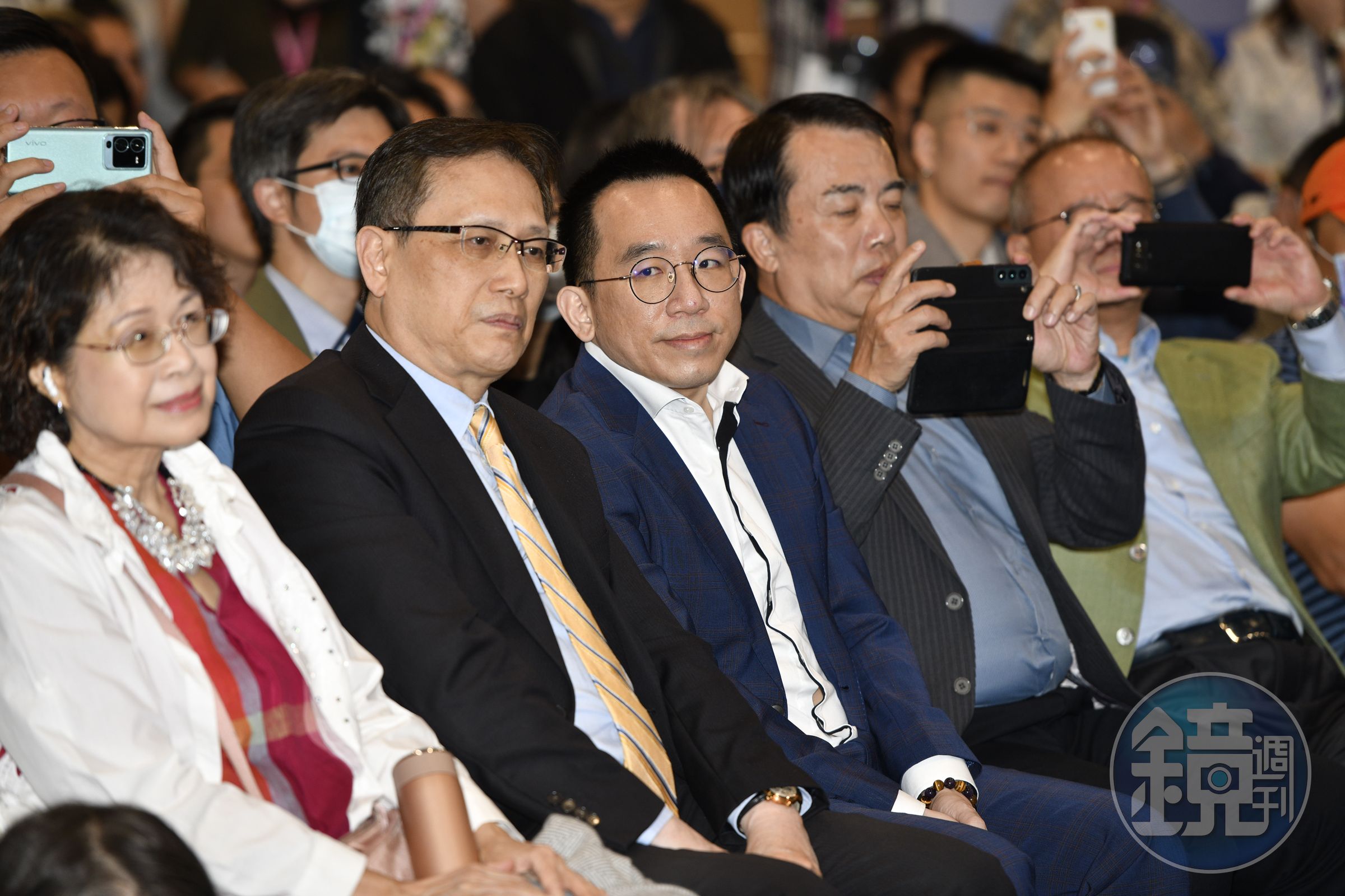 陳致中陪同父親阿扁出席新書發表會。