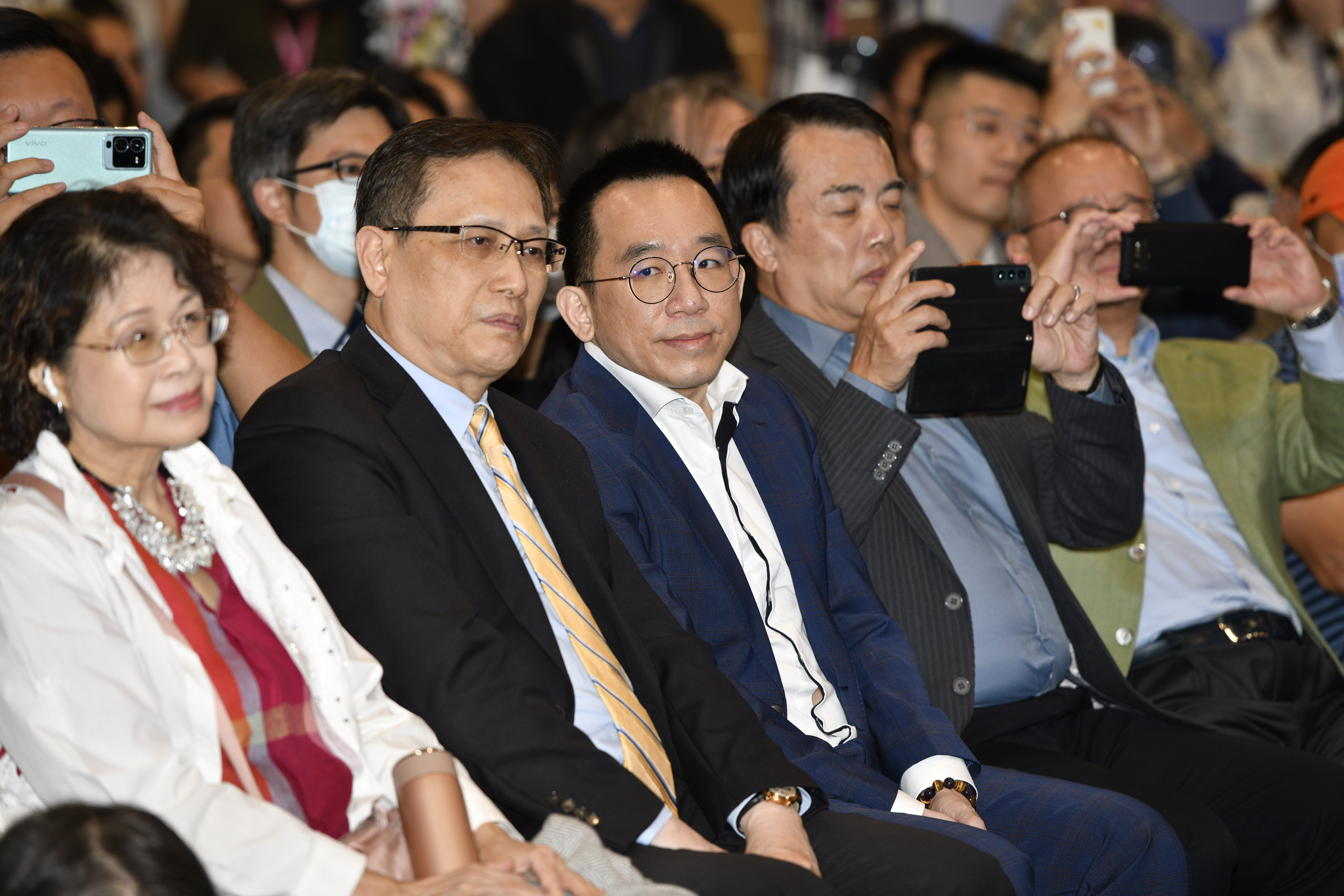 陳致中陪同父親阿扁出席新書發表會。