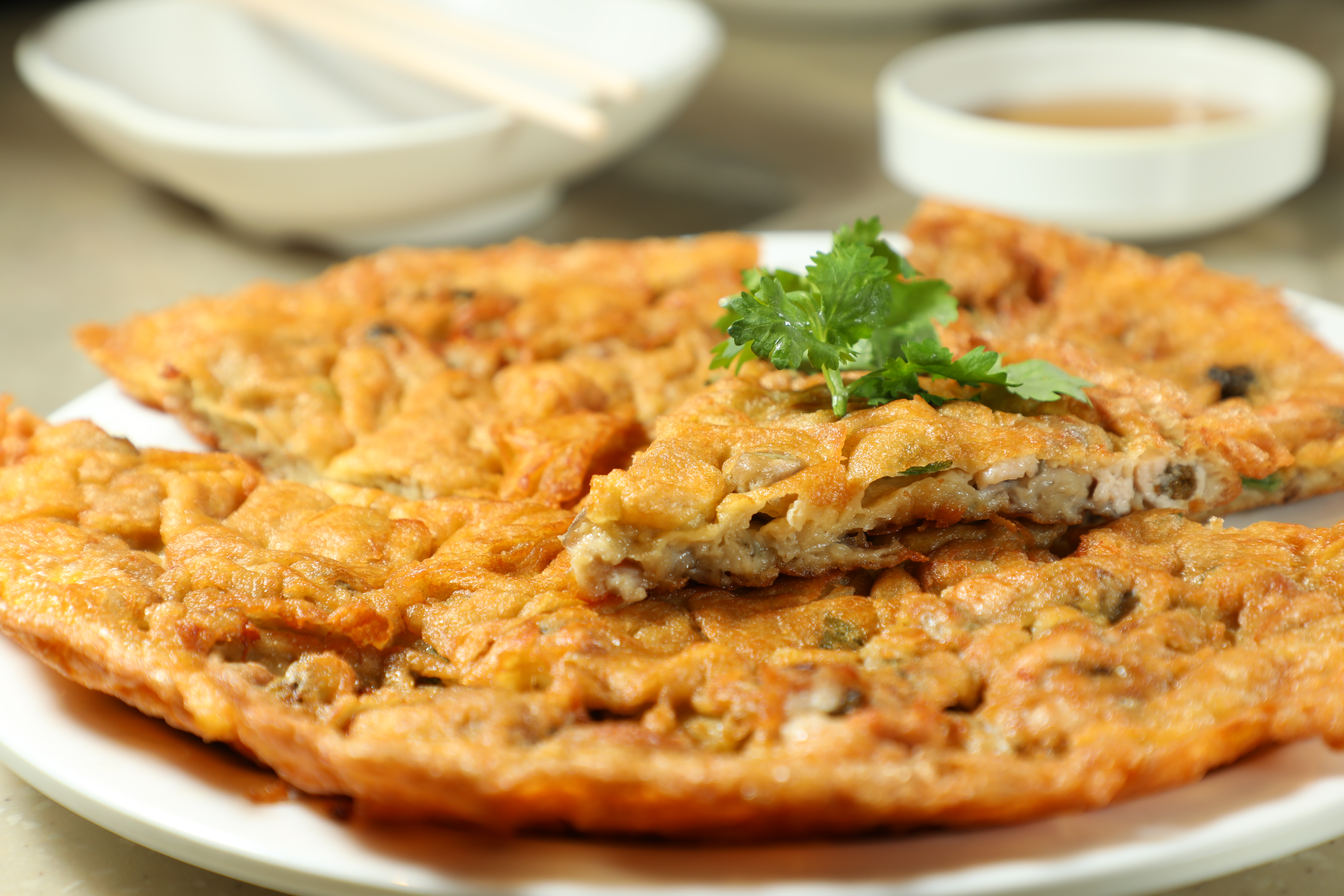 「潮汕煎蠔餅」厚實的蠔餅煎得香酥金黃，每一口都吃得到肥美牡蠣。（港幣148元／份）