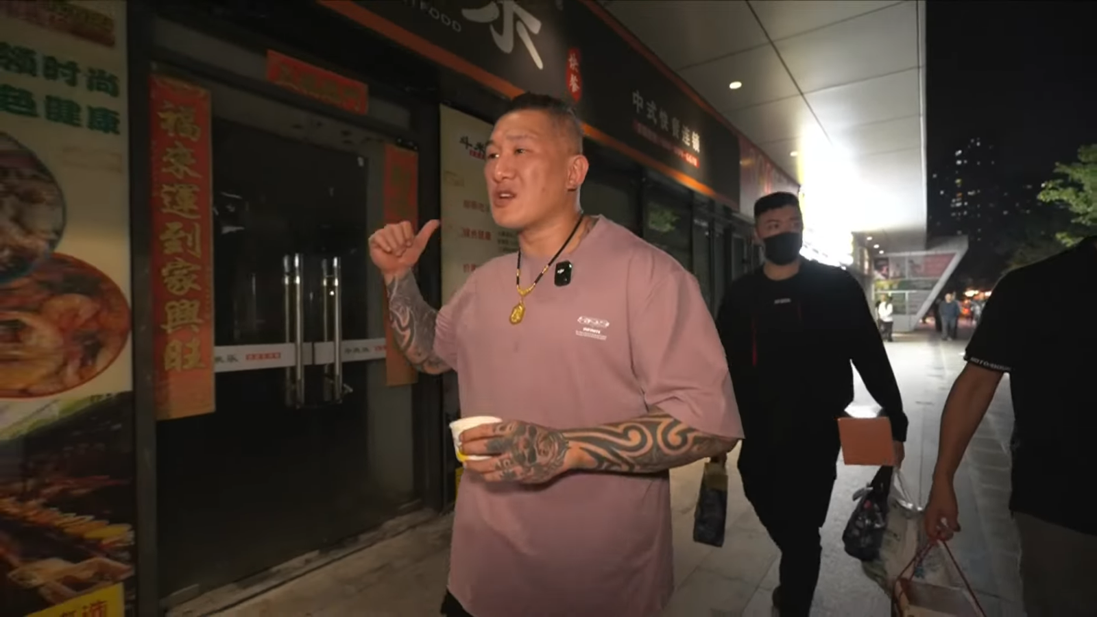 館長用餐後突然提到,有許多人都跟他喊「釋放柯文哲」,他更不滿嗆聲,「賴清德的壞,大陸都知道啊!」(翻攝自 館長惡名昭彰YT頻道)