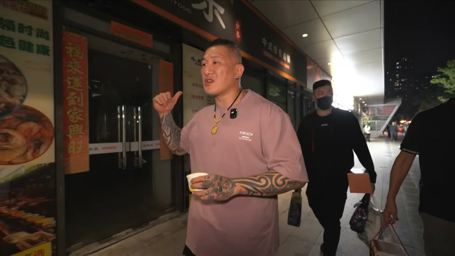 館長用餐後突然提到，有許多人都跟他喊「釋放柯文哲」，他更不滿嗆聲，「賴清德的壞，大陸都知道啊！」（翻攝自 館長惡名昭彰YT頻道）
