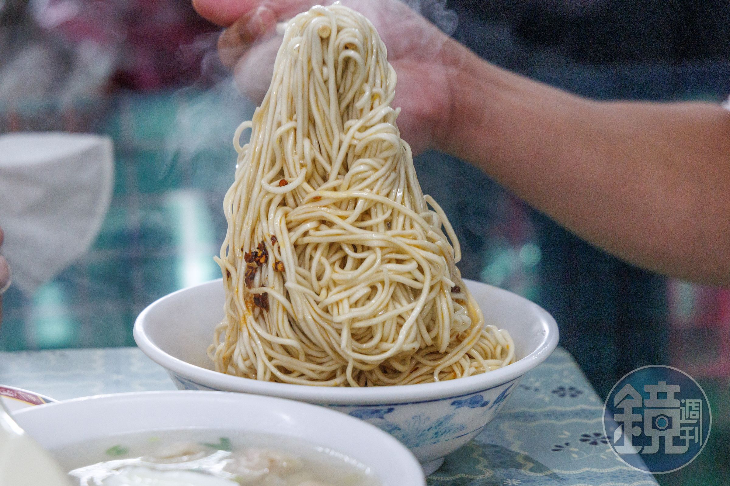 大力拌勻麵條與配料,是一定要做的事。