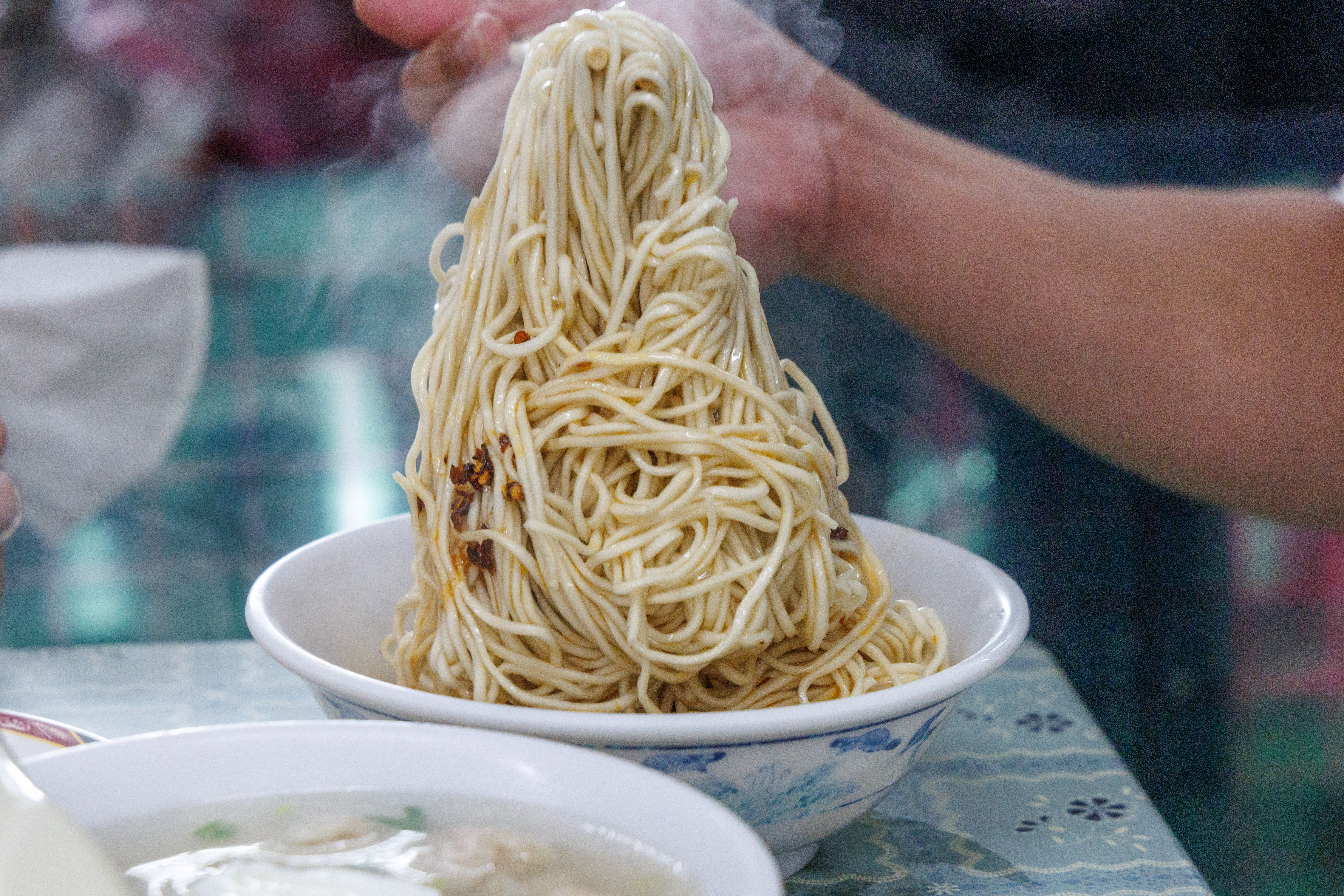 大力拌勻麵條與配料,是一定要做的事。
