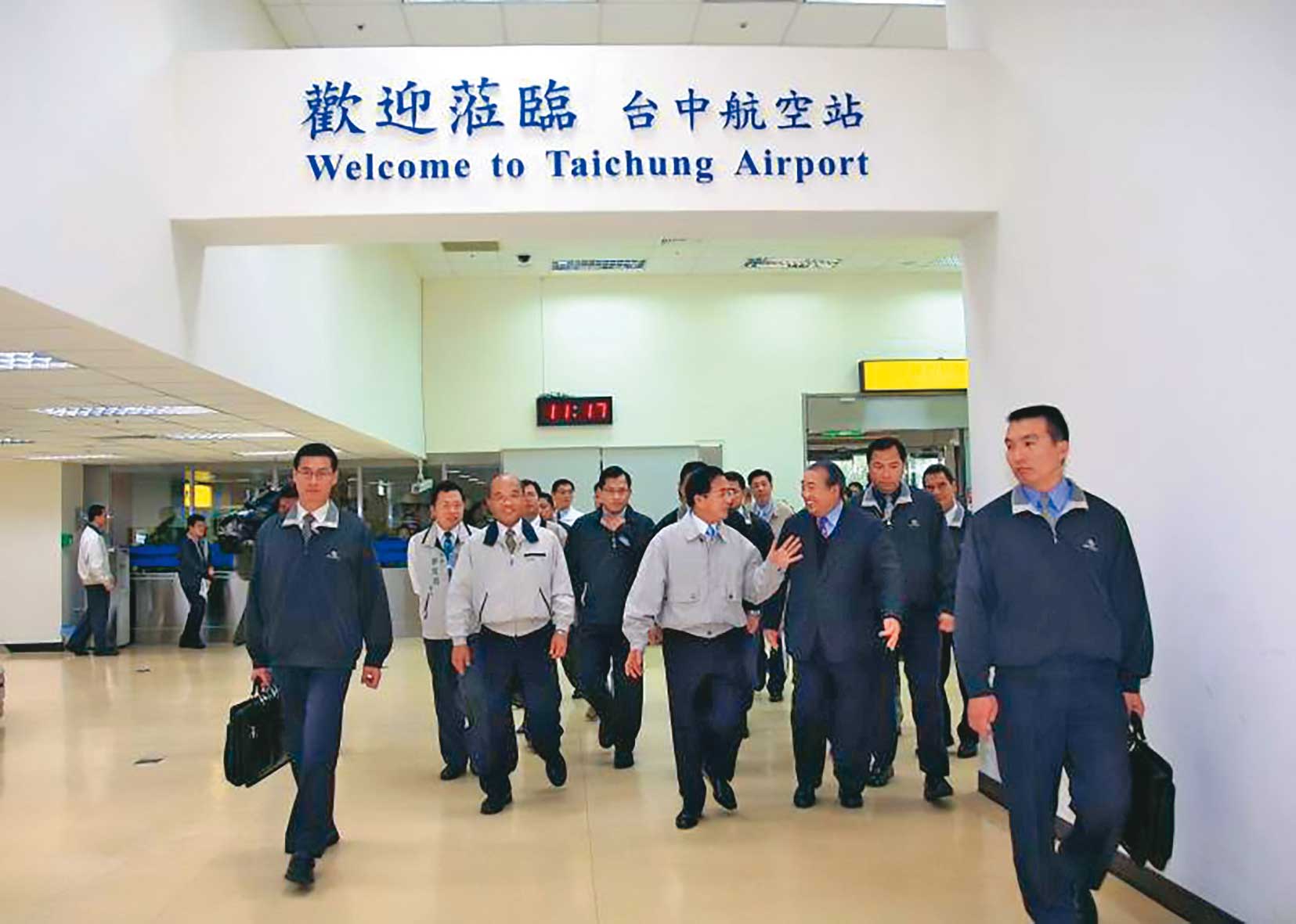 2007年時任總統的陳水扁(中)視察時強調,水湳機場遷到清泉崗機場是中部國際機場中長期目標所走出的第一步,這是政府重要的政策。(總統府提供)