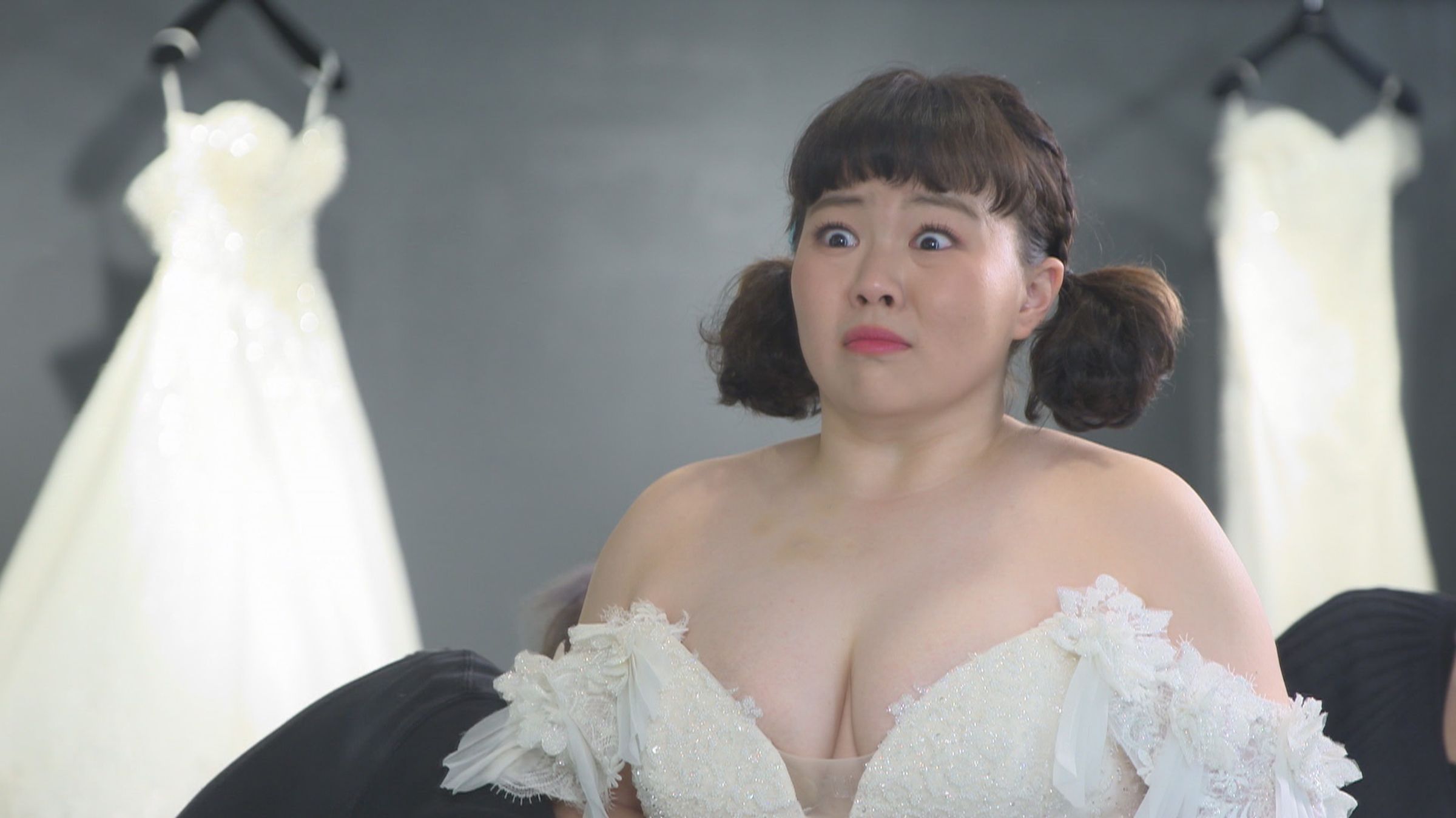 錦雯幫宮美樂穿白紗,讓她顯喘不過氣。(民視提供)