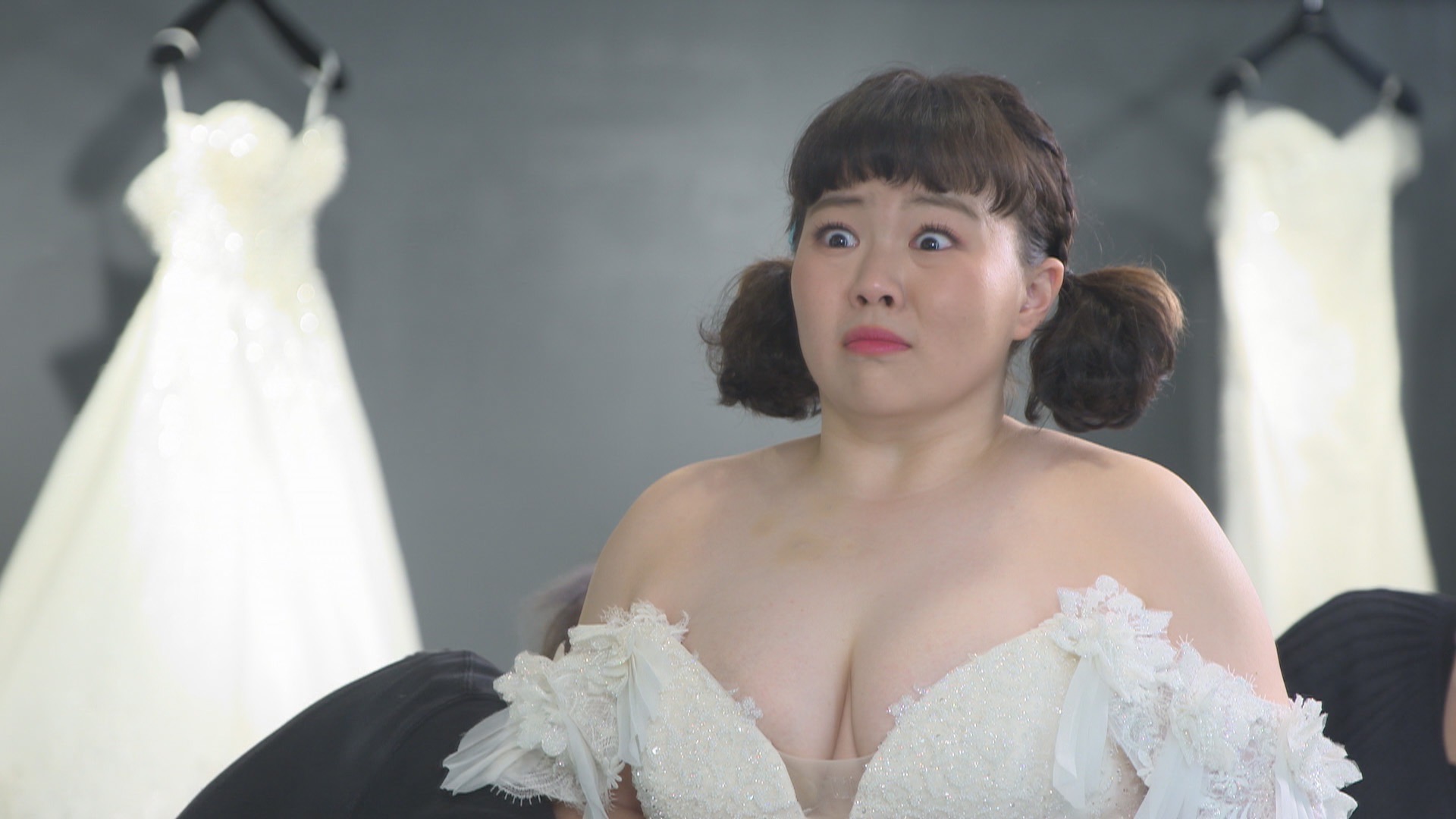 錦雯幫宮美樂穿白紗,讓她顯喘不過氣。(民視提供)