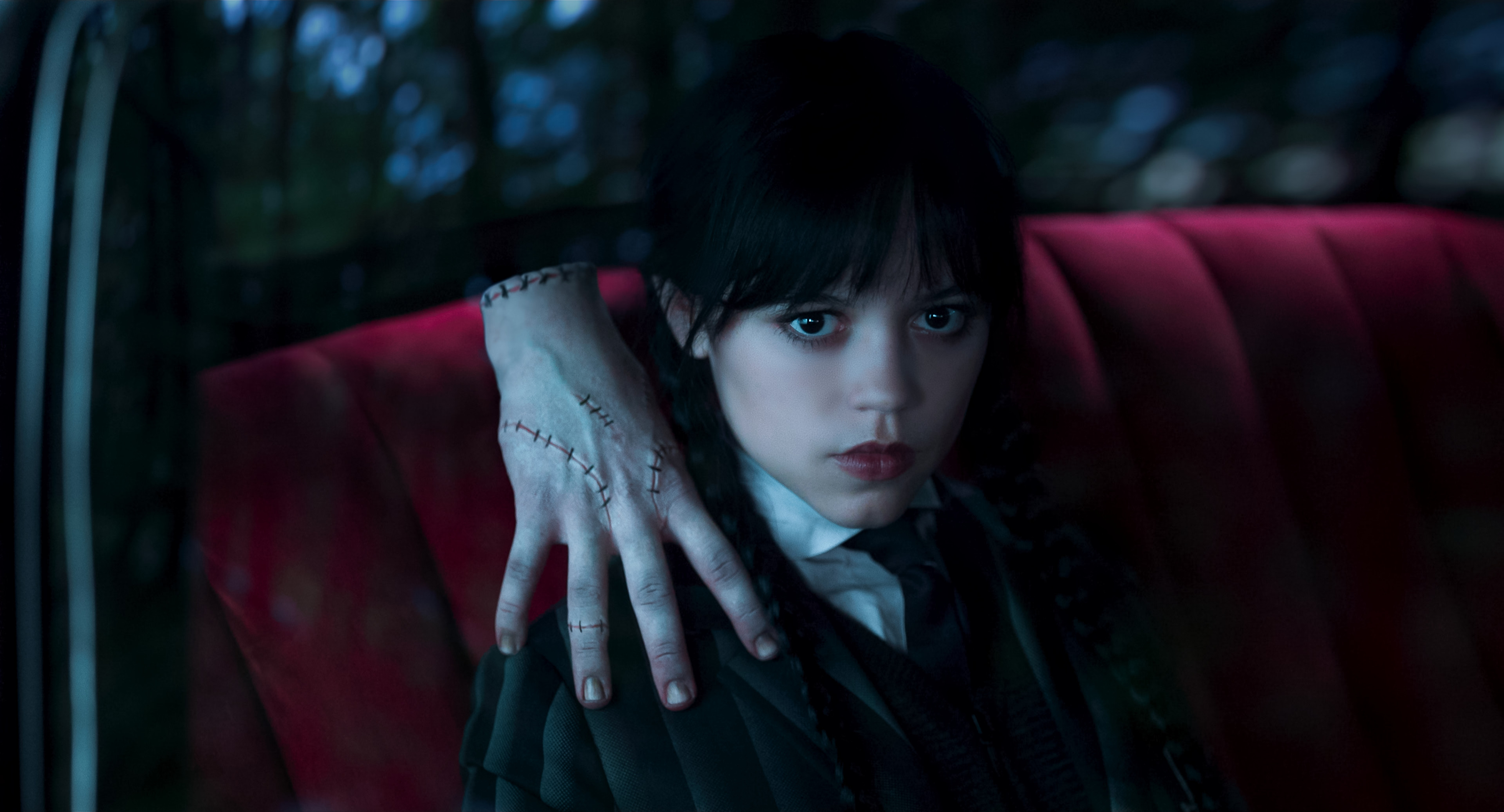 影集《星期三》最搶戲的跟班，就是停在星期三肩膀上的那隻小手，其實拍戲下來要報廢數百隻道具手。（Netflix提供）