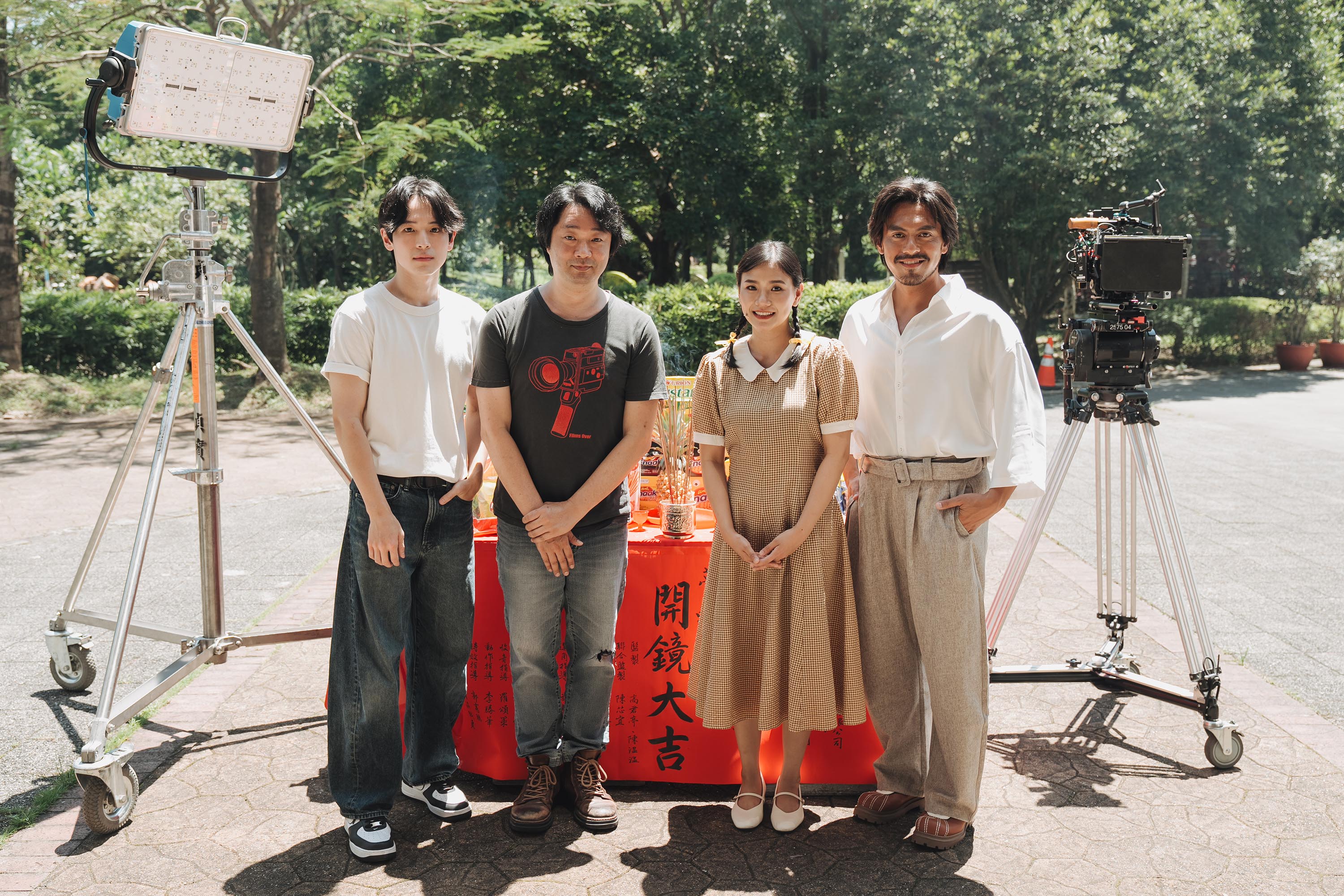 樓一安(左二)執導電影《夢蛇》21日開鏡，主要演員張豐豪(左一)林怡婷(右二)、賴澔哲(右一)出席。（希望影視提供）