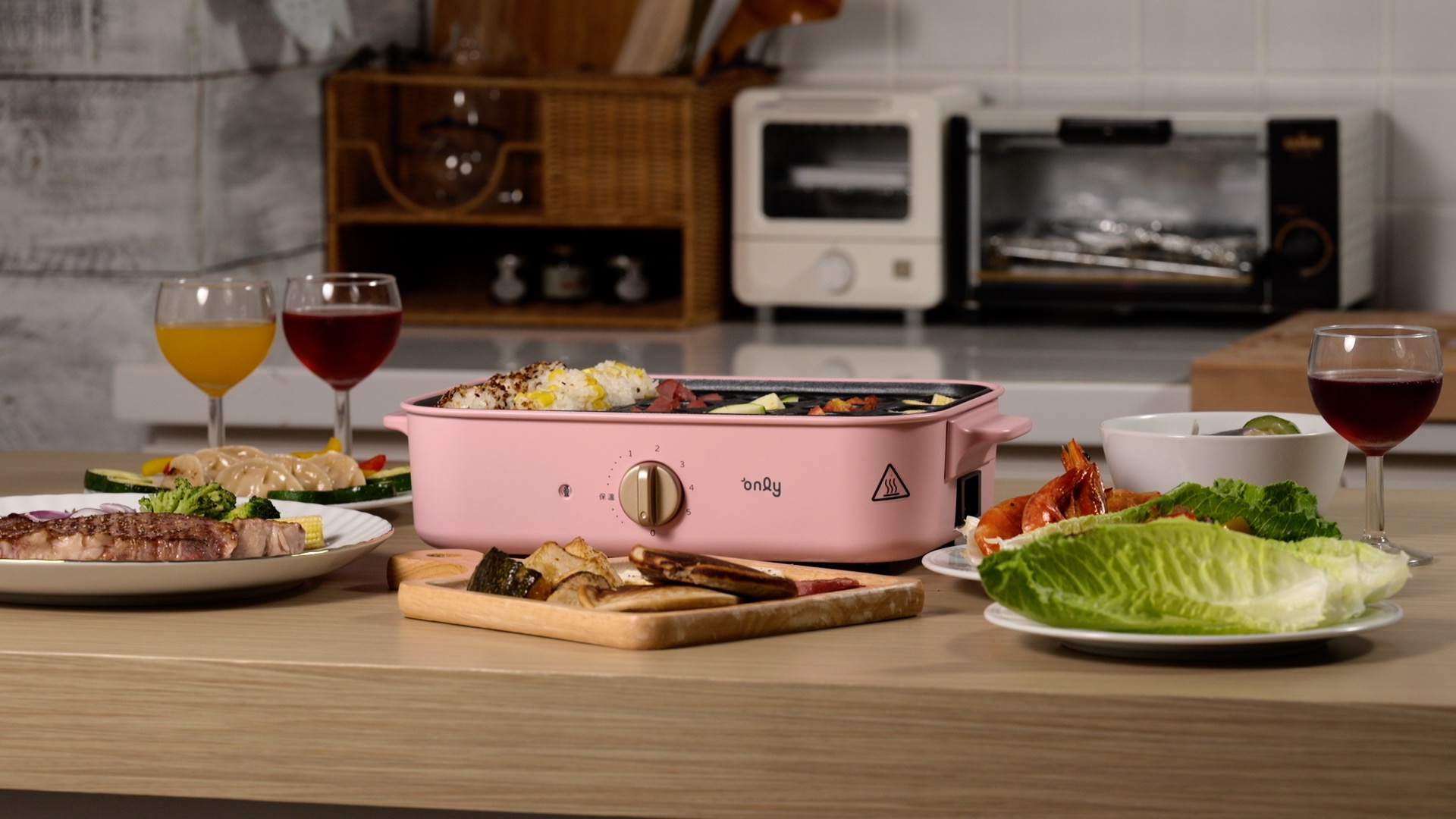 only多功能不沾復古電烤盤可秒變出多種料理，中式西式都難不倒它，甜點正餐也沒問題。