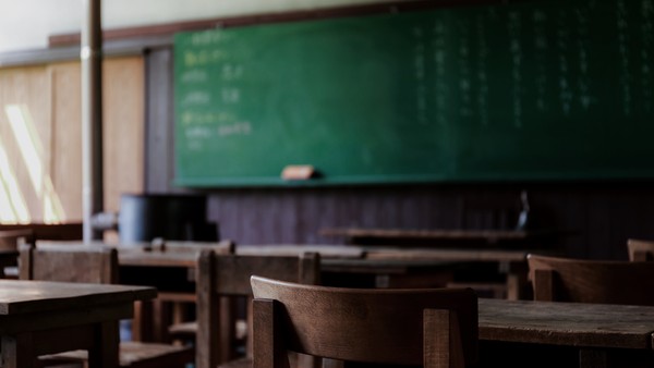 台中市某私立中學2名高中生，10日因不滿上課講話大聲，被黃姓老師糾正，氣得下課持木棒預謀毆打前往廁所的老師。（翻攝自Pakutaso）