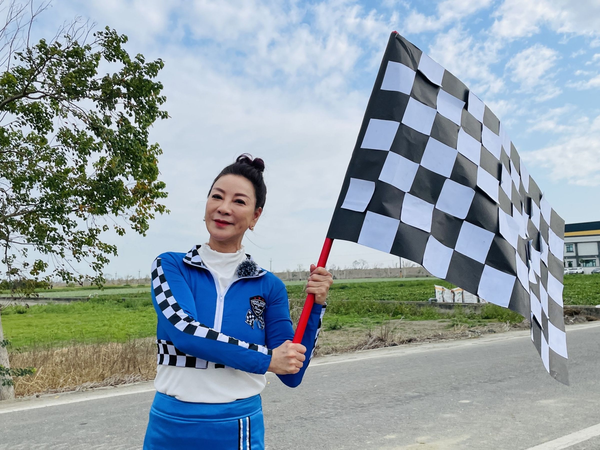 楊繡惠化身高齡版賽車女郎。（民視提供）