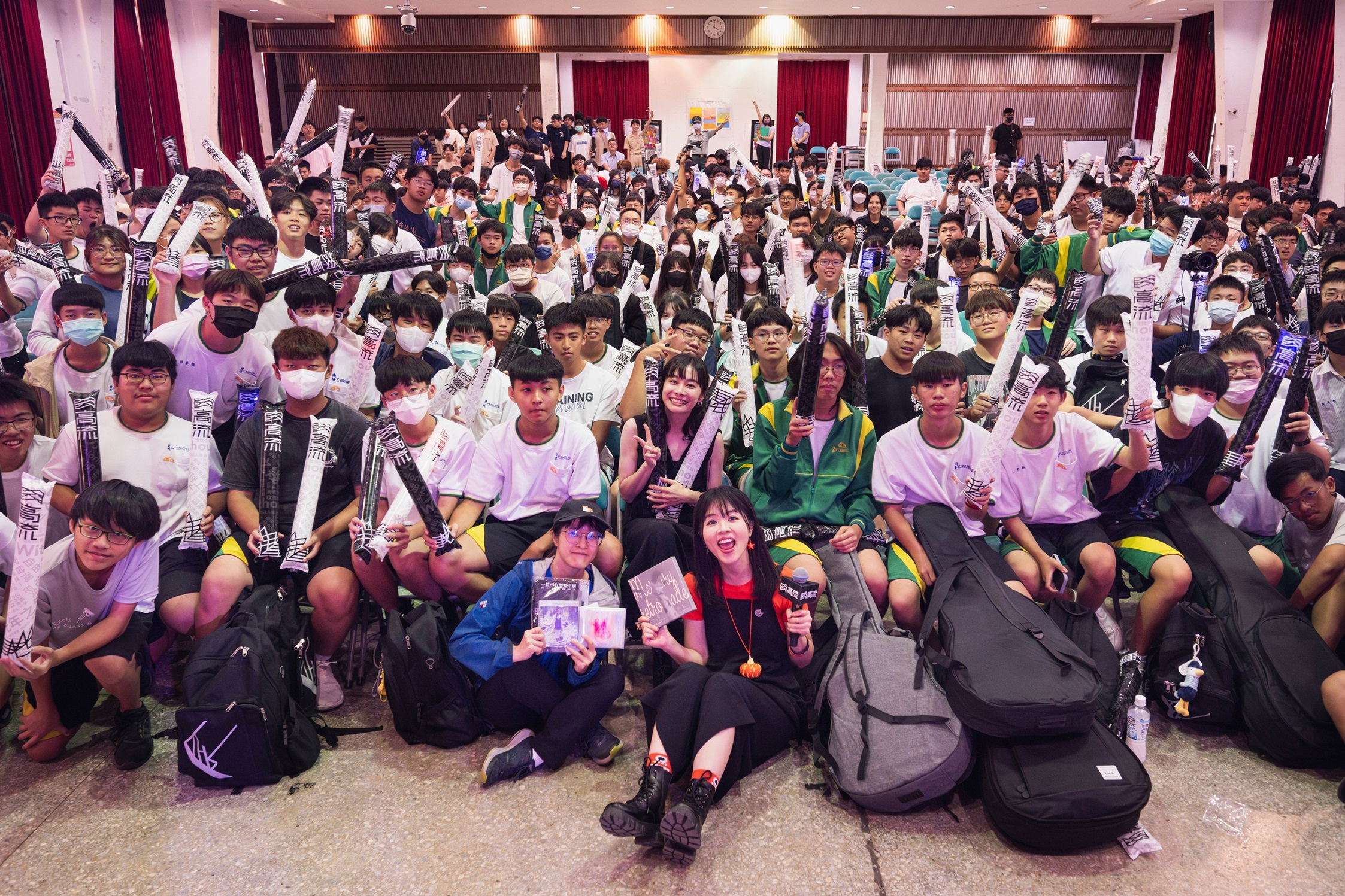 金曲獎得主鄭宜農(右六)參加校園講唱會活動,走進偏鄉與學子近距離接觸。(高流提供)