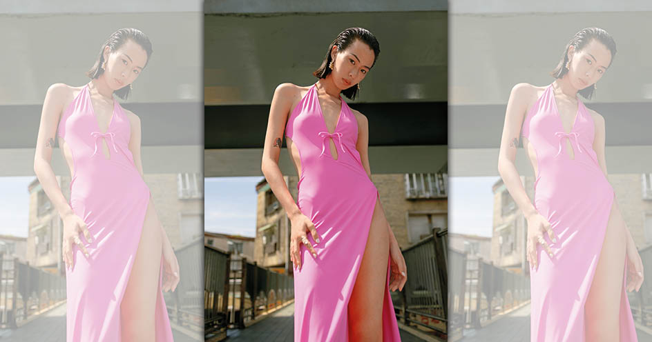 亮粉色長洋裝 價格店洽 by BALENCIAGA、Loulou Yummy圈形耳環 NT$7,600 by APM MONACO、Galet戒指 NT$5,500 by APM MONACO