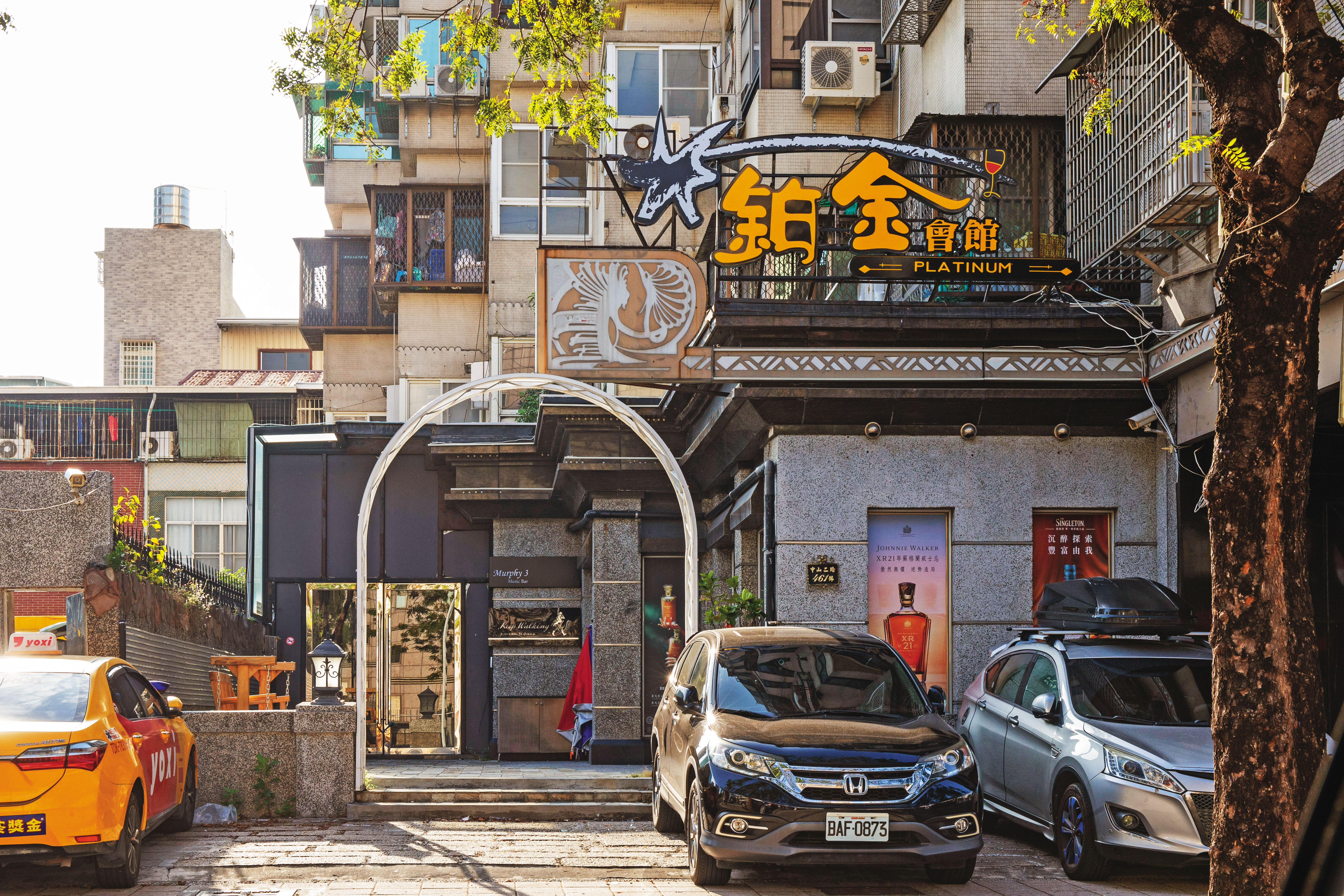 鉑金會館位在高雄三多商圈，陳啟昱常和光電業者在此密會討論合作案。
