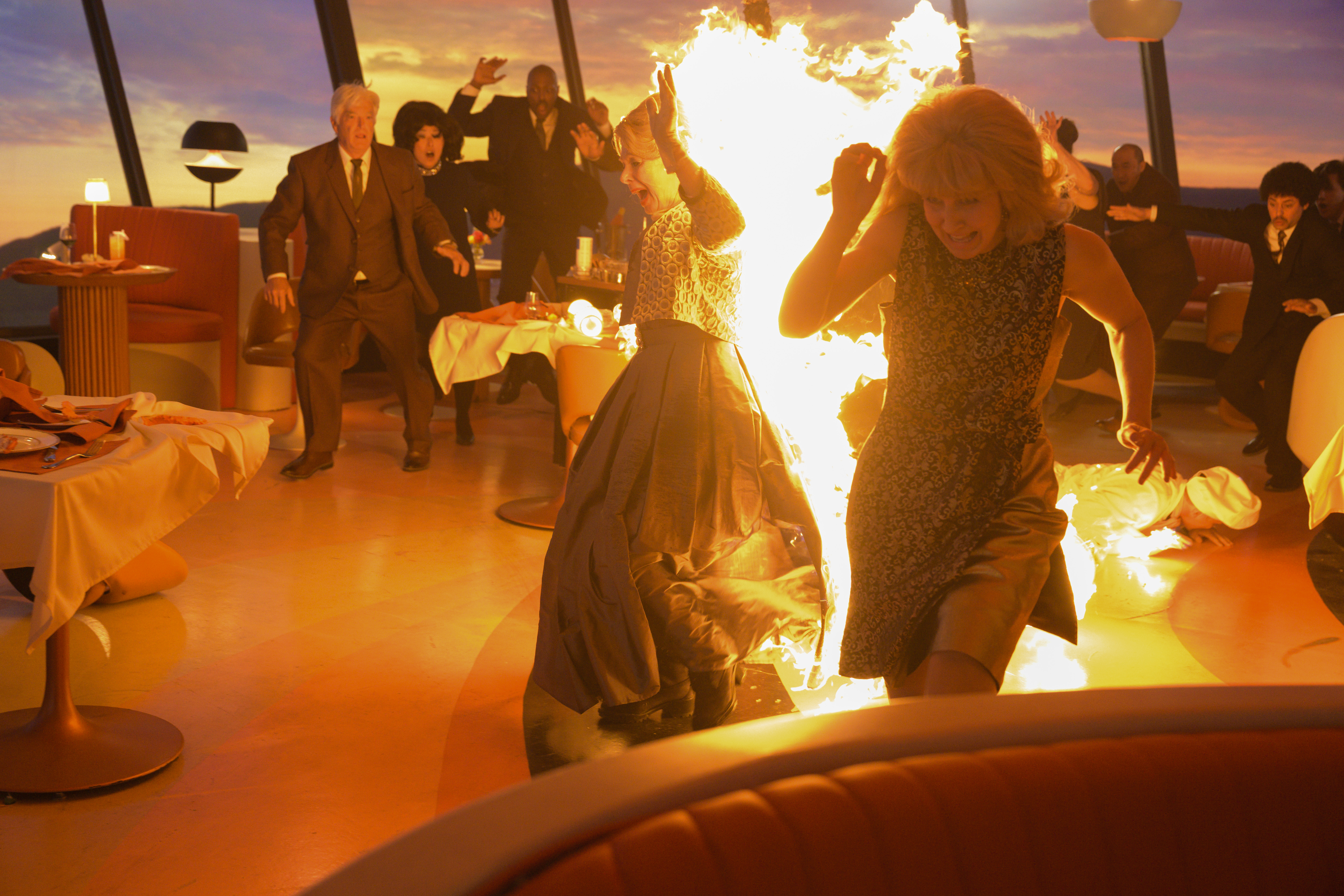 著火的那位就是伊薇特費格遜，以71歲高齡成為影史上年紀最大演出著火特技的演員，真的是「人生70才開始」。（華納兄弟提供）