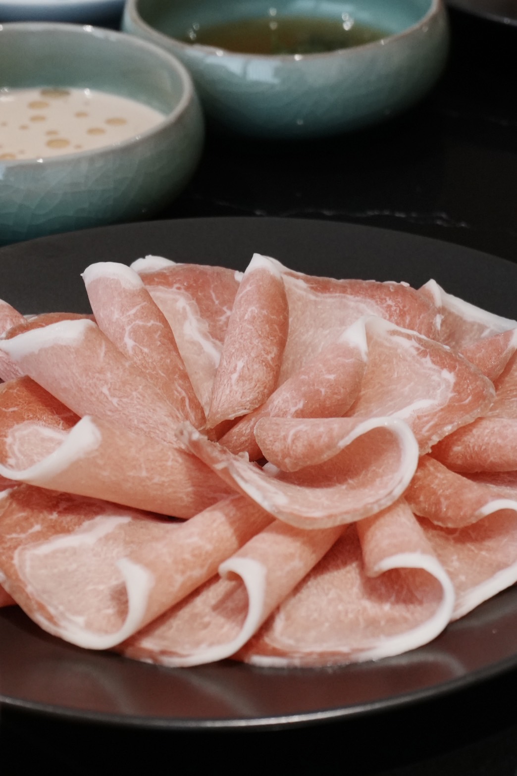 花紋細緻的「東寶黑豬里肌」，由SHABU ZEN染上了獨特的煙燻氣息。