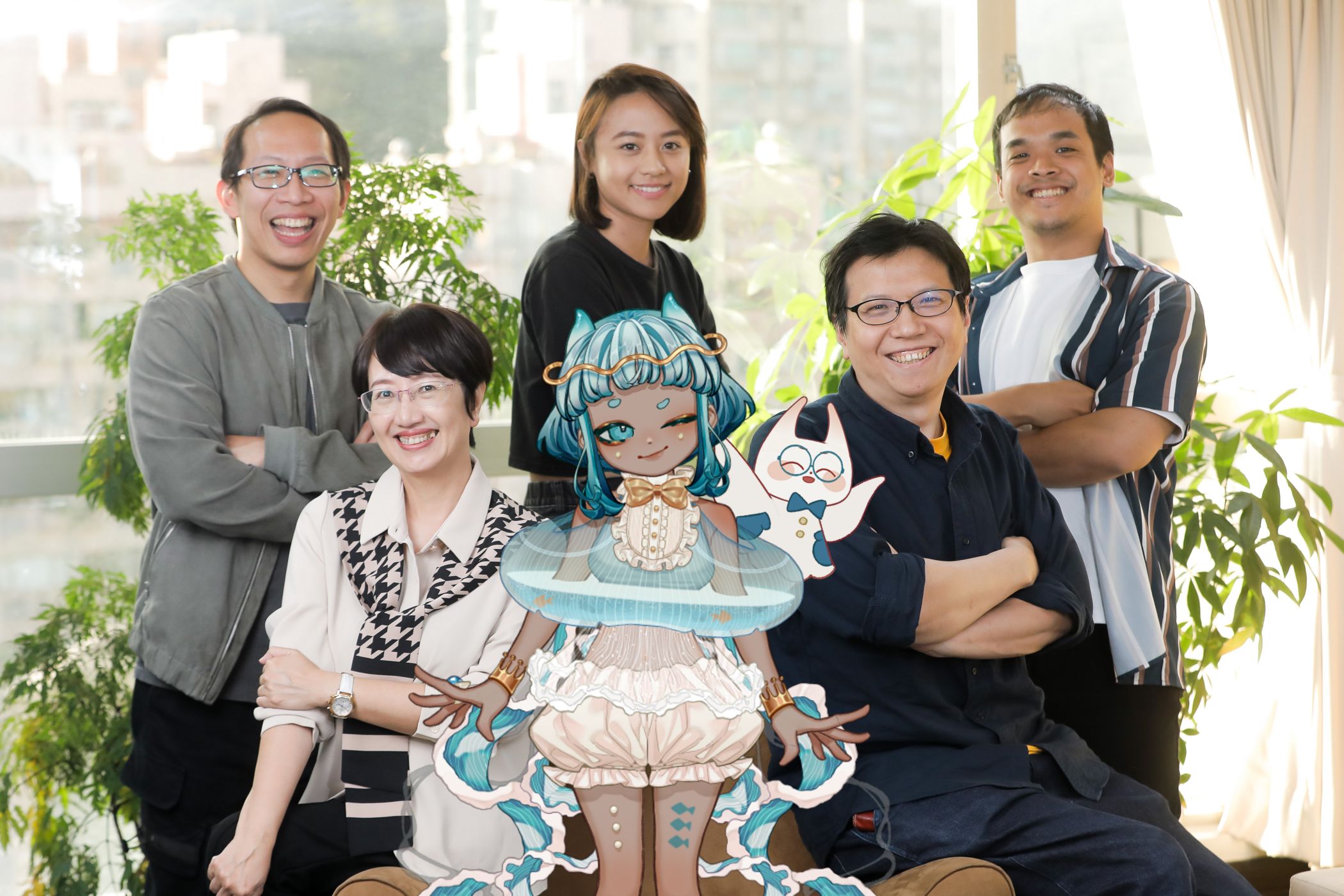 公視不但推出VTuber，也與小倉電子合辦首屆「金V獎」。前排左起為公視副總經理謝玒玲、公視二期生「海月粼粼」、小倉電子董事長鄭傑中，後排左起為公視《海月粼粼》製作人朱予安、高芯妤及探索旅程專案總監吳孟樺