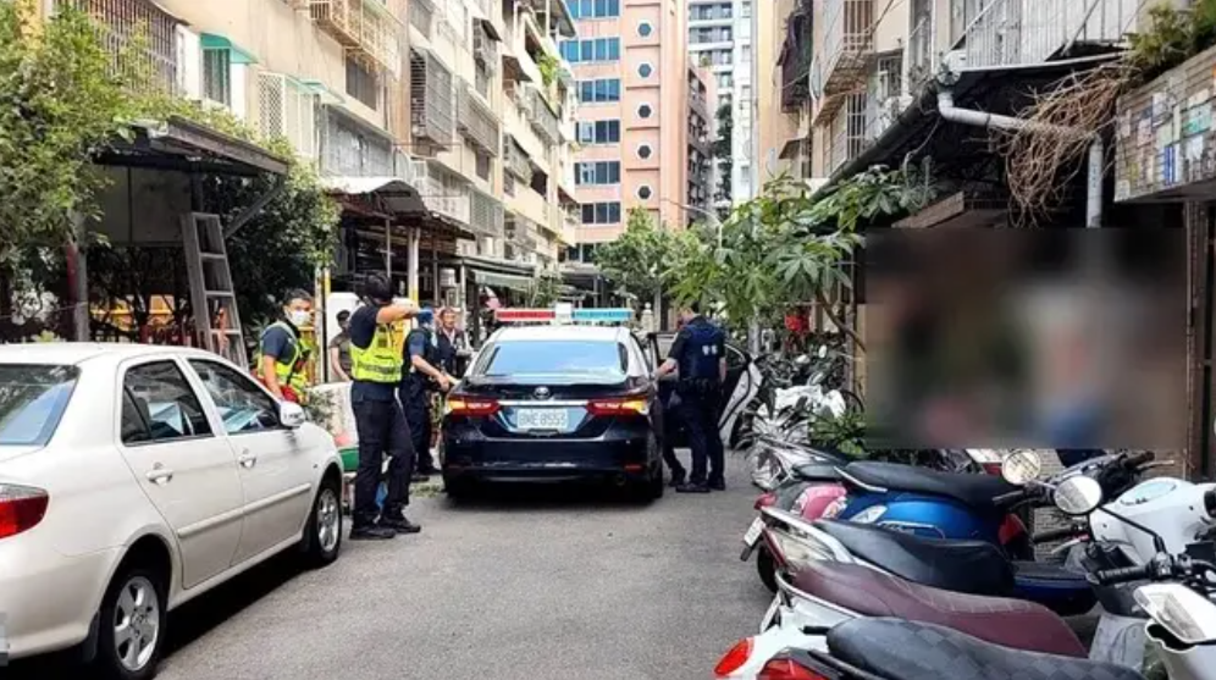 台中市北區今日中午發生情殺案，一名男子持美工刀猛刺女友，波及女友母親與鄰居，釀成3傷。（翻攝畫面）