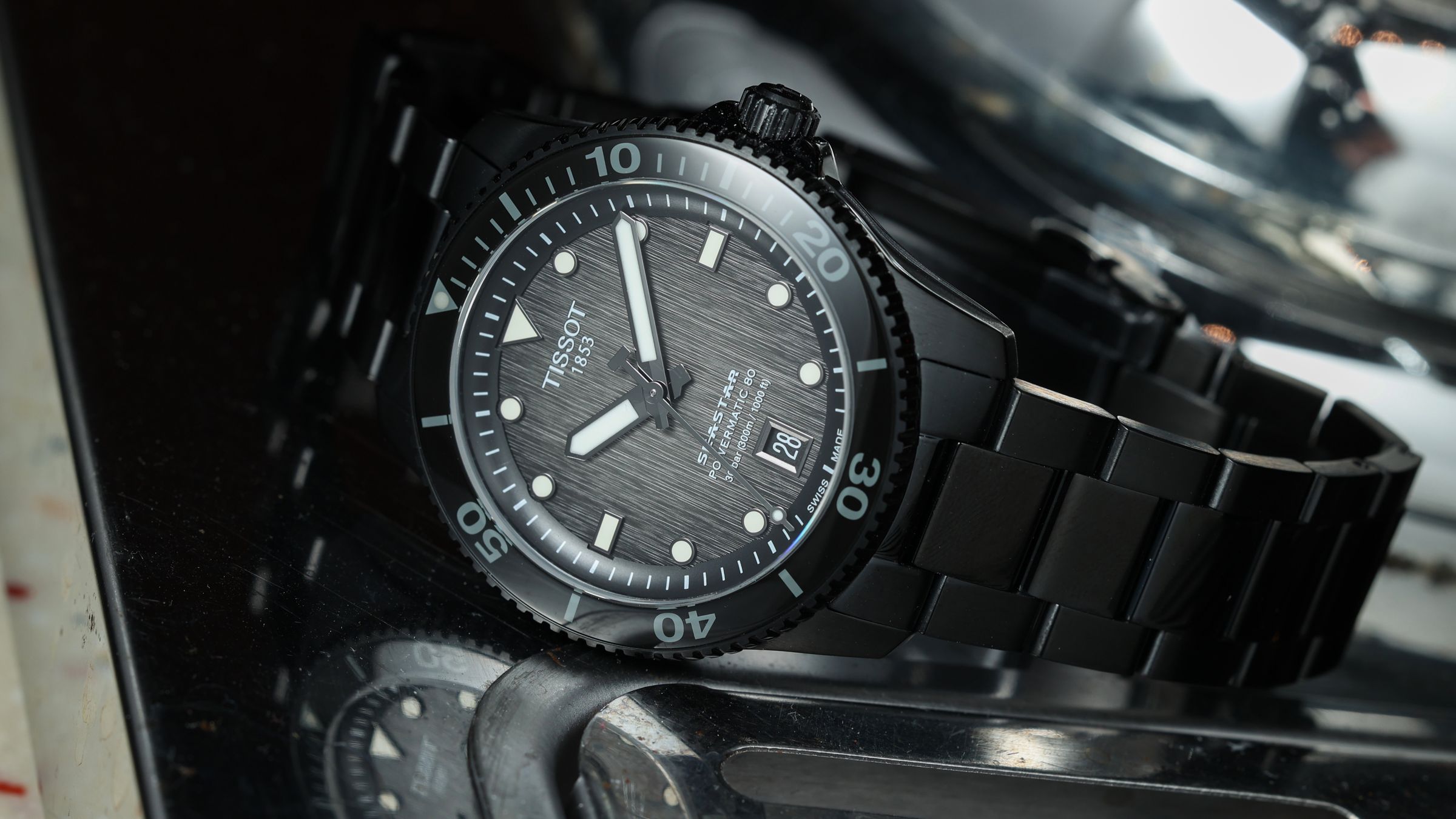 Seastar 1000 40mm中，首度換上全黑錶殼鍊帶的選項。定價NT$25,800。