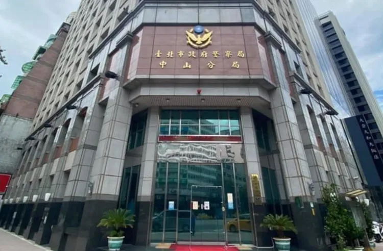 台北市中山分局交通分隊今清晨驚傳警員自戕事件,36歲王姓警員被發現於駐地樓梯間頭部中彈身亡,現場已拉起封鎖線調查。(翻攝畫面)