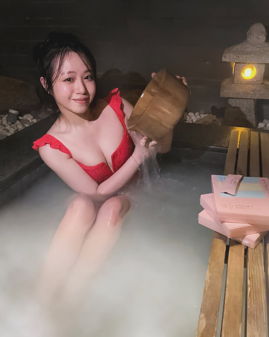 茵聲穿紅色泳裝泡湯，大秀平常深藏不露的好身材。（翻攝IG@ferrtsss）
