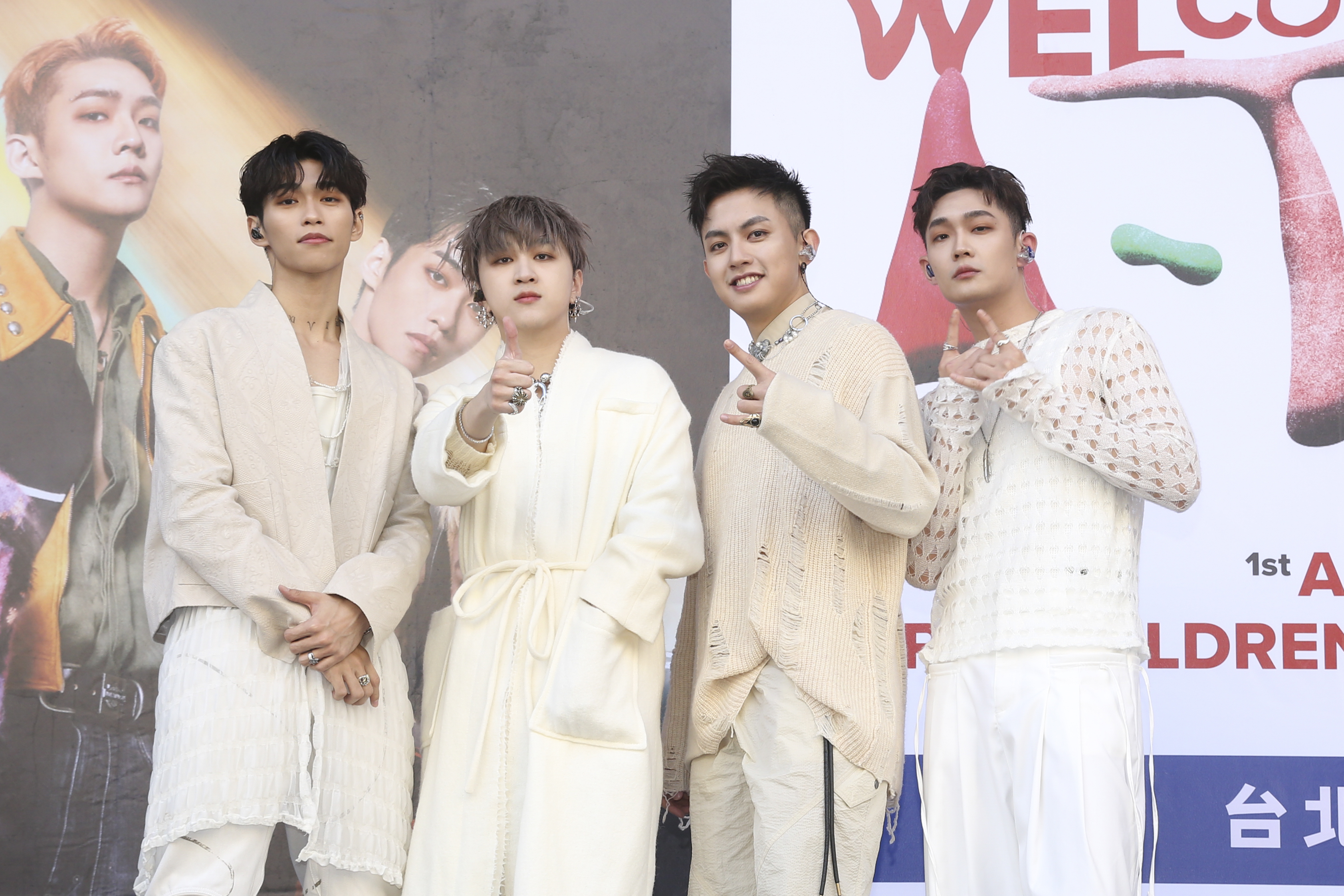 U:NUS與粉絲歡慶首張專輯《途迷》賣破萬張。