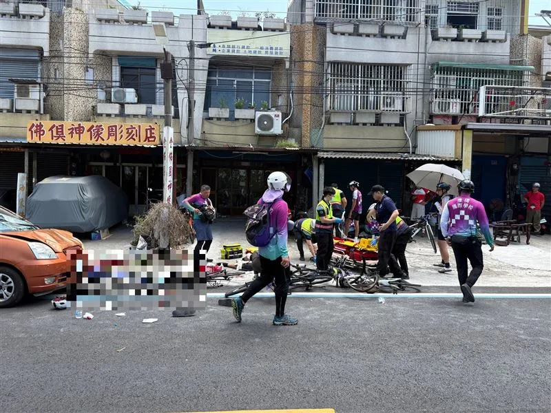 康橋國際學校自行車環島行遭逆向轎車撞上。（翻攝畫面）