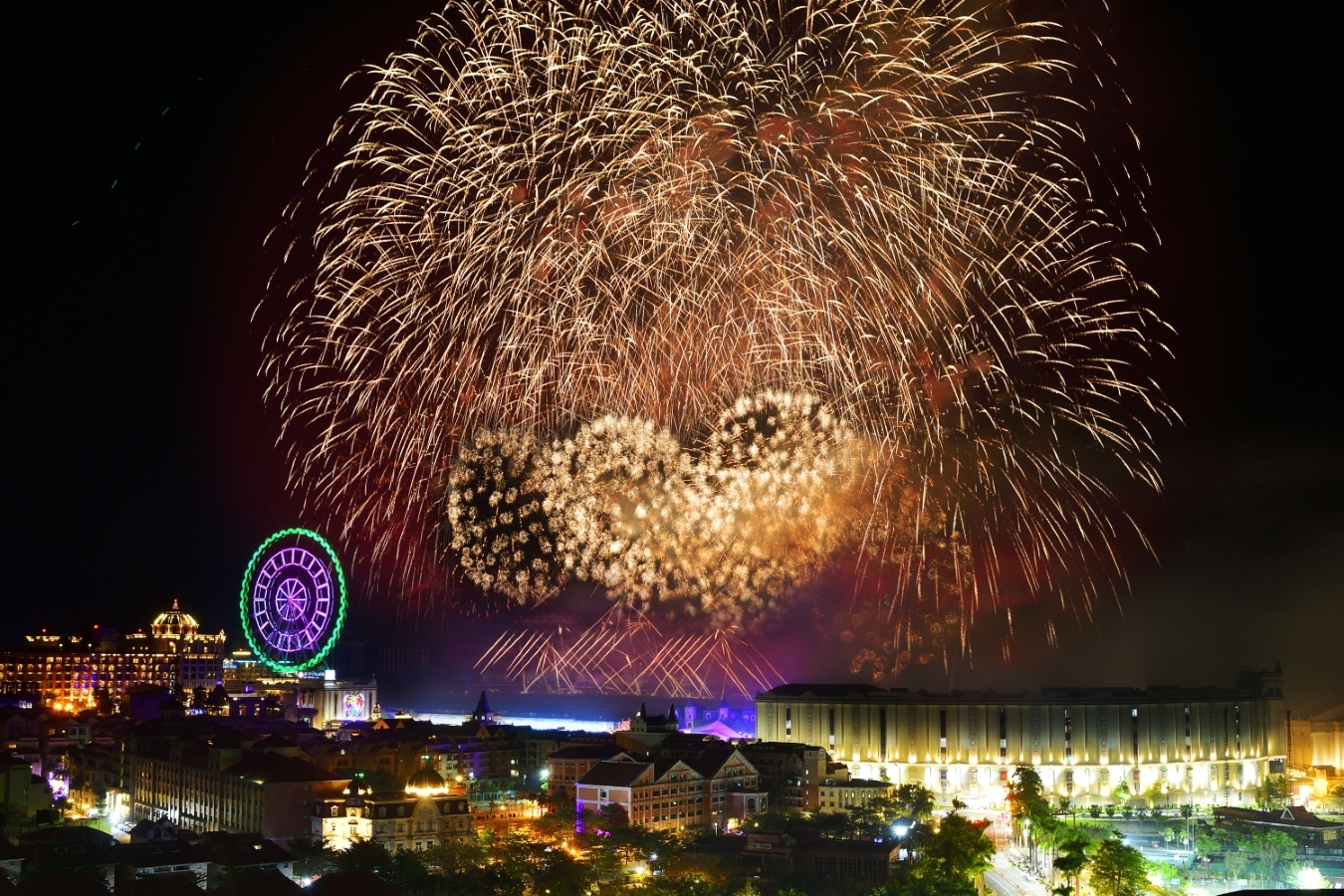 義大世界公開「2024紫耀義大義享歡樂」跨年主視覺與煙火首波資訊。