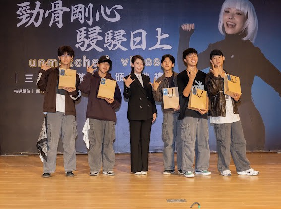 市長高虹安贈熱舞社學生小禮。（新竹市政府提供）