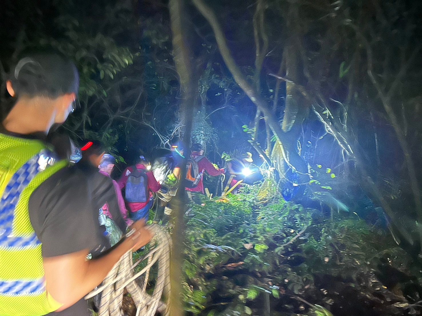 鹿谷分隊與義消前往鳳凰山谷救援受困男子。(翻攝自南投縣政府消防局官網)