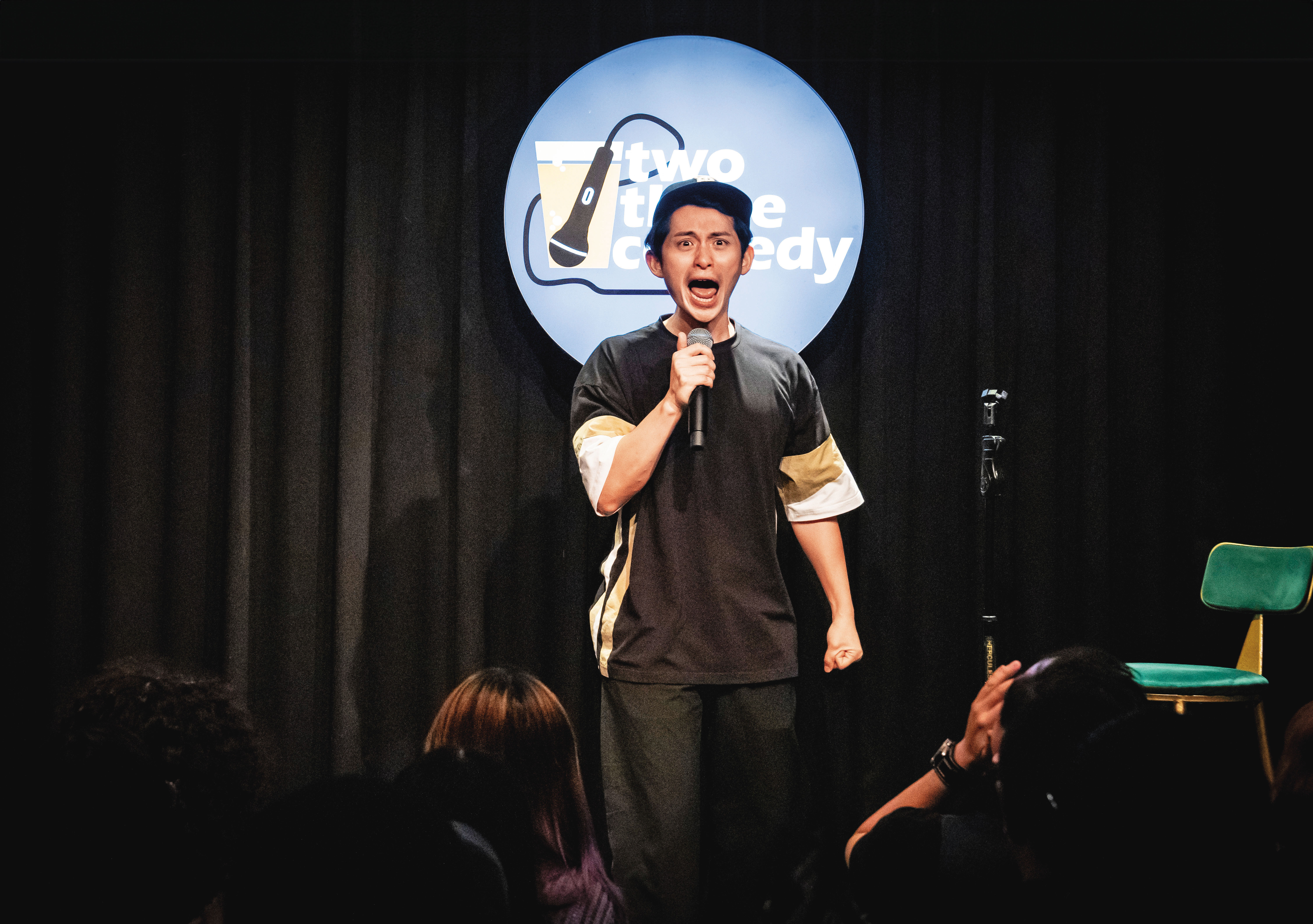 林森北路的二三喜劇俱樂部為曾博恩和微笑丹尼等若干友人所創，之所以店名叫二三喜劇，乃調侃早年講脫口秀的時候，有時候一天晚上只有兩三個笑聲的菜鳥歲月。